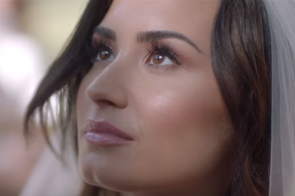Demi Lovato va al altar en "Tell me you love me", su nuevo videoclip