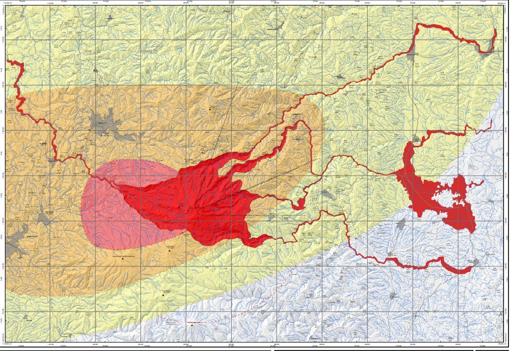 Zona de amenaza alta (rojo y rosado): es la zona más cercana al volcán. Podría verse afectaciones en un radio de hasta aproximadamente 5 km alrededor del cráter Arenas. La zona de amenaza por flujos de lava se restringe a las partes cercanas al edificio volcánico y podrían tener un alcance de hasta 4.7 km. Aquí también es importante monitorear todas las cuencas de ríos que nacen en la montaña.
Zona de amenaza media (naranja): Corresponde a la zona que sería afectada por caídas de ceniza y lapilli con un radio aproximado de 54 km, dentro del cual se pueden afectar los municipios de Pereira, Dosquebradas, Marsella, Santa Rosa de Cabal, Chinchiná, Belacazar, Palestina, Risaralda, Villamaría, Manizales, Neira, Marulanda, Herveo, Casabianca, Villahermosa, Murillo y Santa Isabel.
Zona de Amenaza Baja (amarillo): Corresponde a la zona que sería afectada por caída de ceniza y lapilli con acumulaciones menores en un radio aproximado de 88 km.
Información: Servicio Geológico Colombiano.