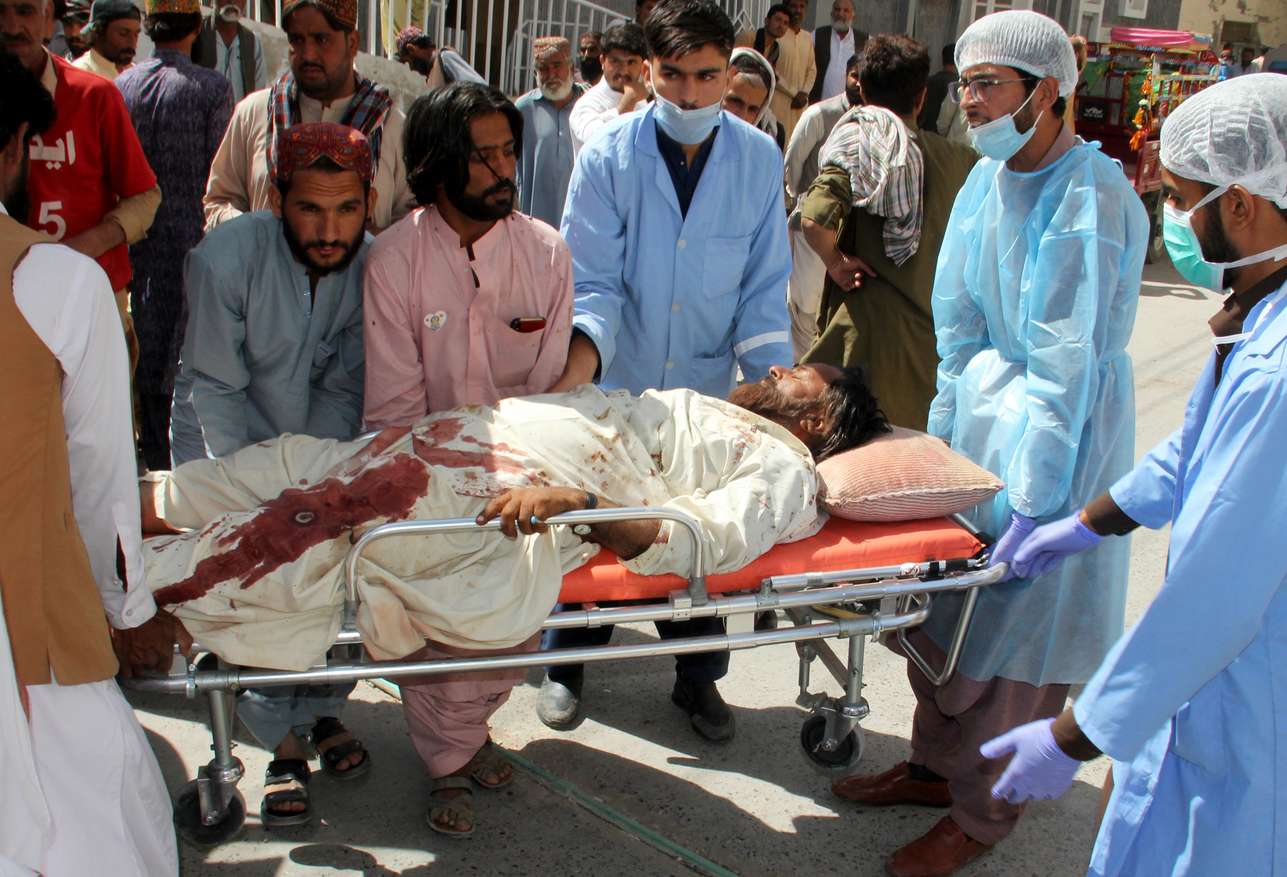 Quetta (Pakistan), 29/09/2023.- A victim of a suicide bomb blast at a mosque in Mastung, is shifted to hospital in Quetta, the provincial capital of restive Balochistan province, Pakistan, 29 September 2023. At least 52 people were killed and over 50 wounded on 29 September in a suicide bombing in Mastung, during a rally celebrating Eid-e-Miladun Nabi, a festival to celebrate the birth of Prophet Muhammad, according to the officer-in-charge of the police station at Mastung, Mohammad Javed Lehri. Pakistan has witnessed a surge in terrorism-related incidents, including sectarian violence between Islamists, following the fall of Kabul to the Afghan Taliban. (Terrorismo) EFE/EPA/FAYYAZ AHMED