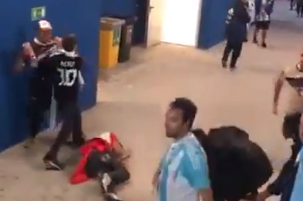 Hinchas argentinos agreden a uno de Croacia en Rusia