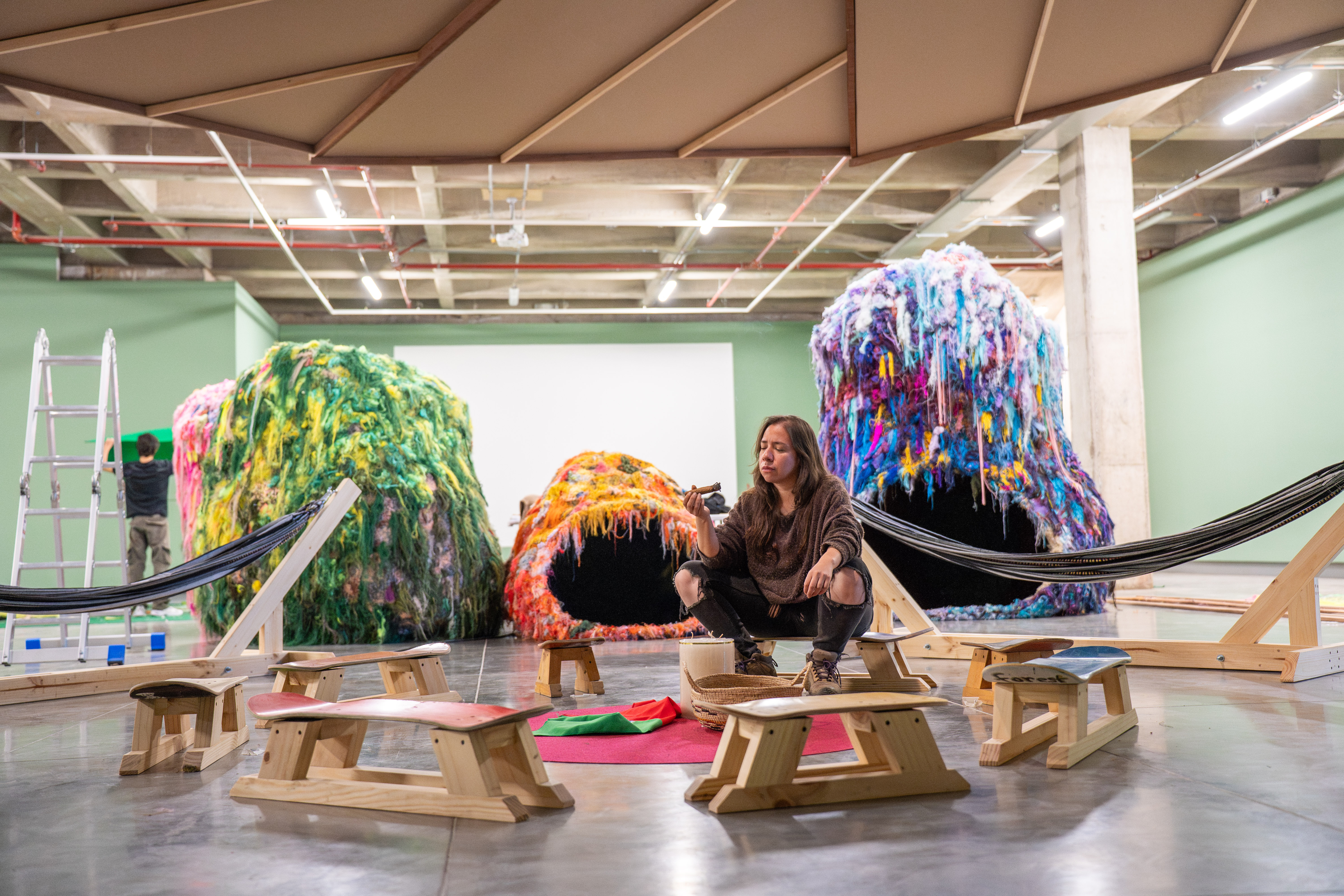 Desde 2015, y bajo el nombre de "Arquitectura emocional", la artista Angélica Teuta enfoca su trabajo en contextos colaborativos y comunitarios.
