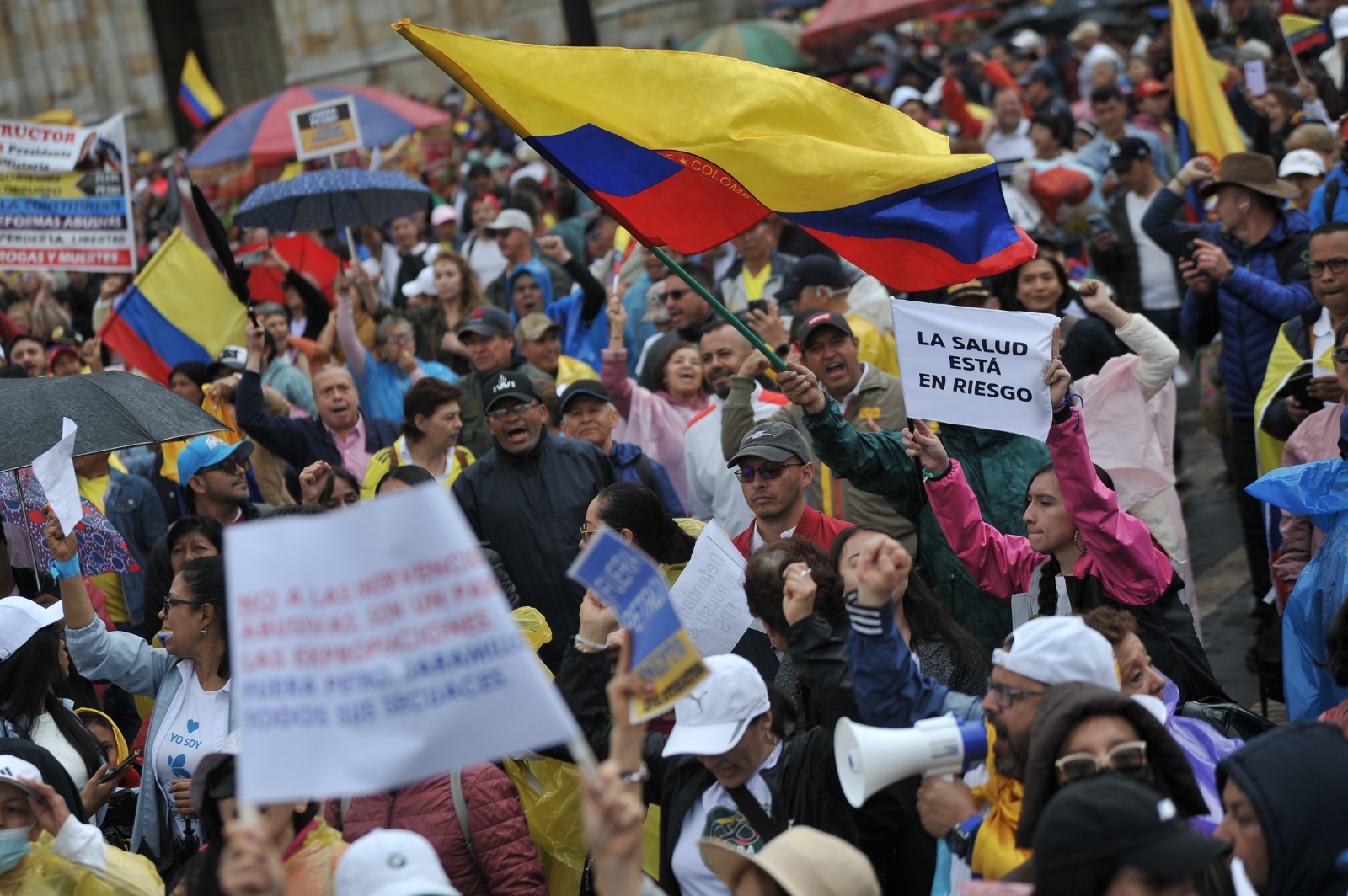 FLIP reporta que trece periodistas fueron agredidos durante marcha de oposición