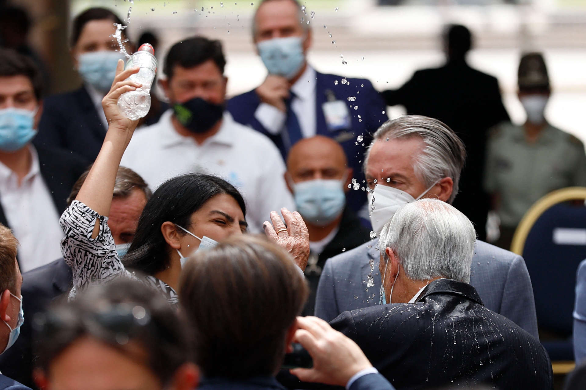 Una mujer le lanzó agua al presidente de Chile durante evento conmemorativo