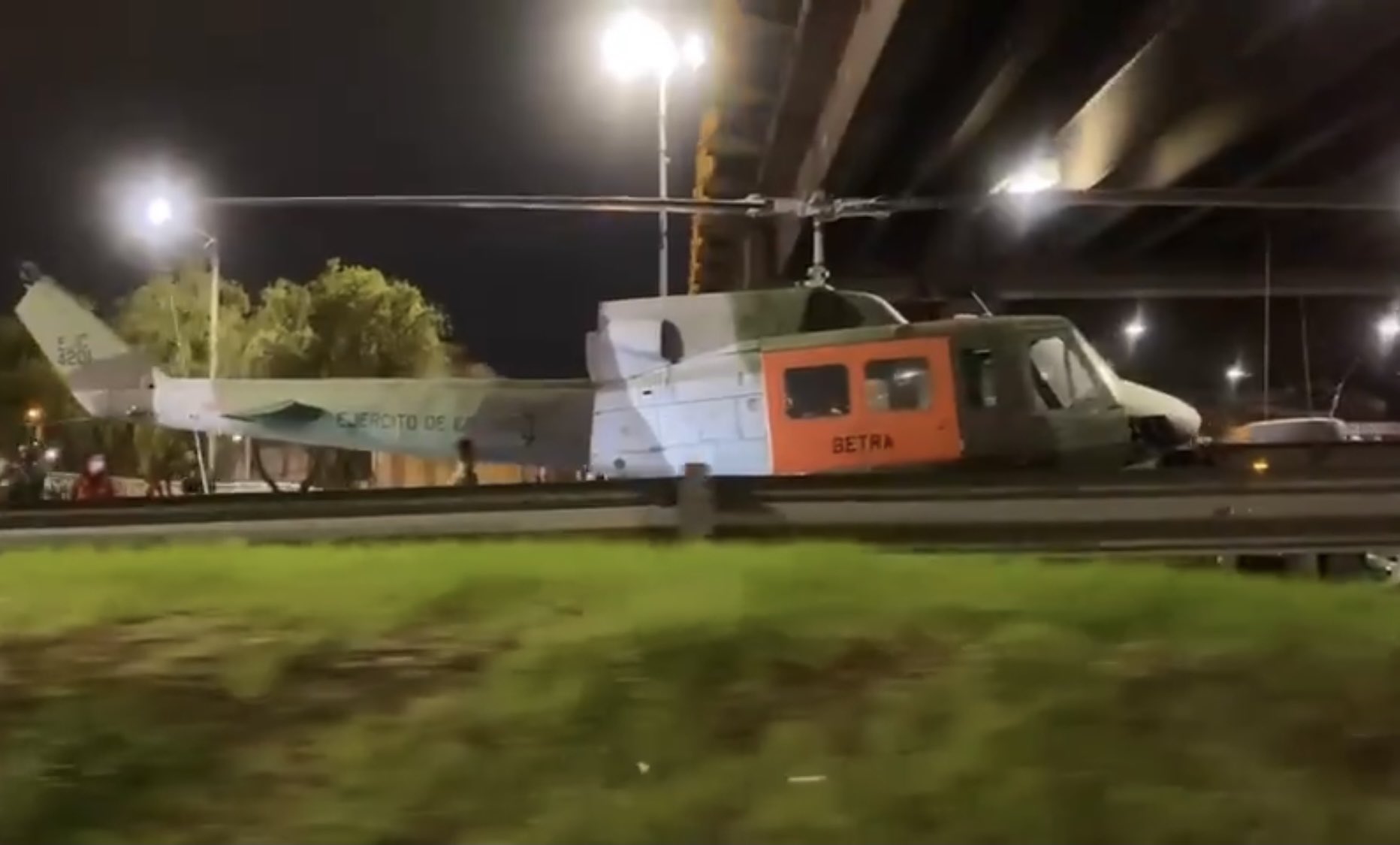 Helicóptero atrapado en el puente de la Calle 116