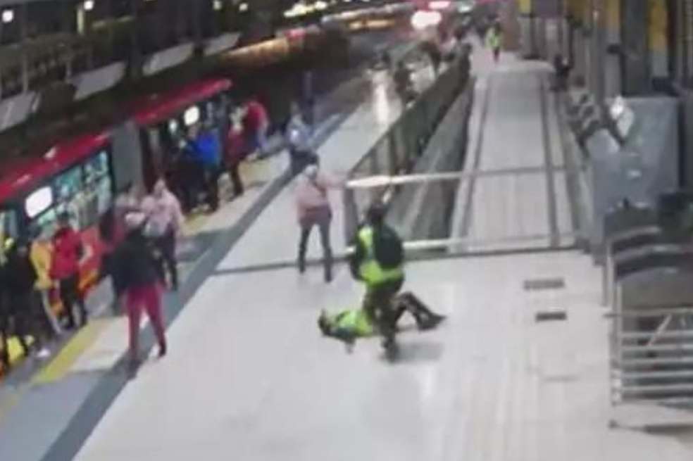 Trabajadora de Transmilenio fue golpeada por hombre que habría intentado colarse
