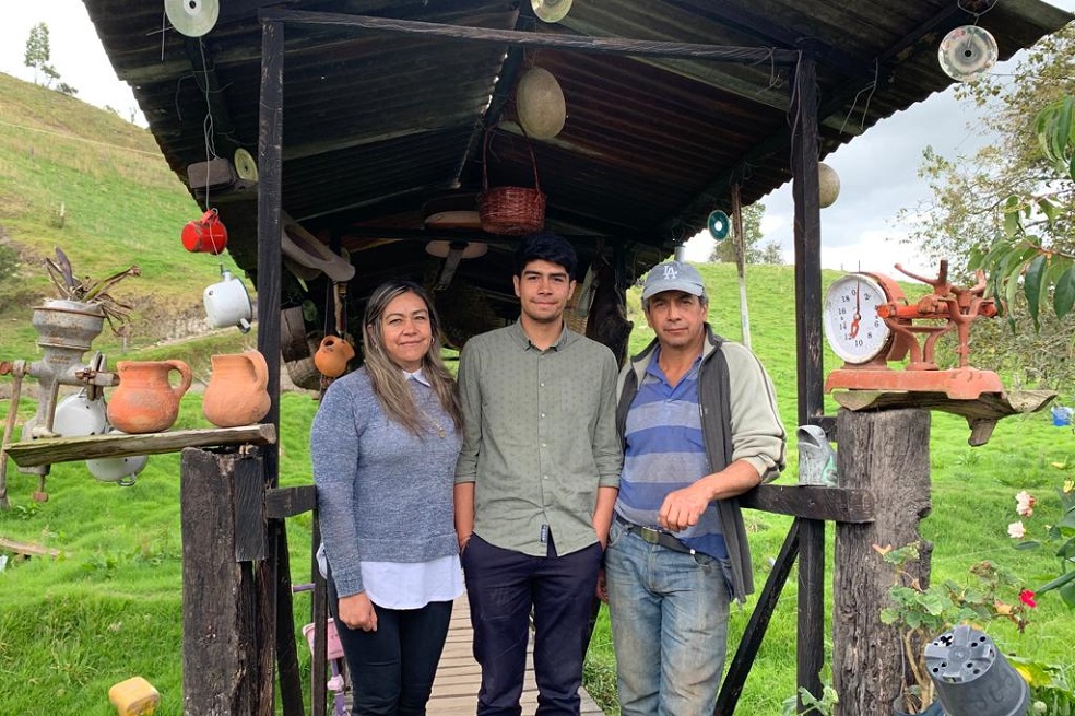 Doña Clara Inés y don Néstor Albeiro son los padres de Yeisson. Ellos lo acompañaron en el momento de la premiación, ella junto a él en el auditorio y él, a la salida, viendo la gala desde una pantalla gigante.Diego Ojeda“Estaba desesperanzado. En el auditorio donde se realizó la ceremonia se proyectaron los cinco videos finalistas —de 600 que participaron— veía que pasaba el uno y el otro, pero el mío no. Hasta que al final se mostró ‘Un último abrazo’”, comentó. En ese momento se llenó de nervios. A su lado estaba su mamá, doña Clara Inés, mientras que su papá, don Néstor Albeiro, lo acompañaba a la distancia mirando la transmisión en una pantalla, a la salida del recinto.