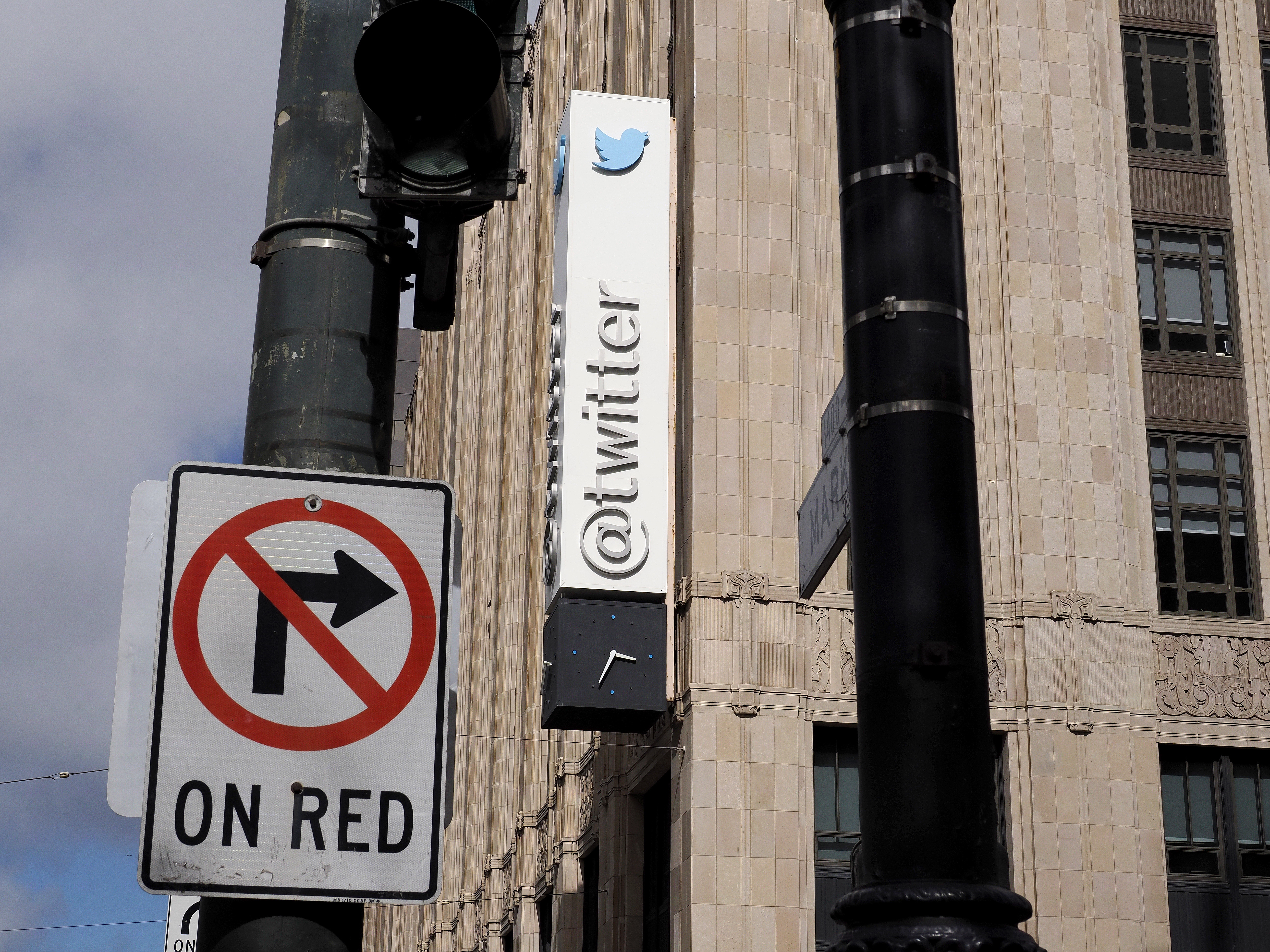 ¿Jesucristo y Mario Bross verificados? Nueva función de Twitter no arrancó bien