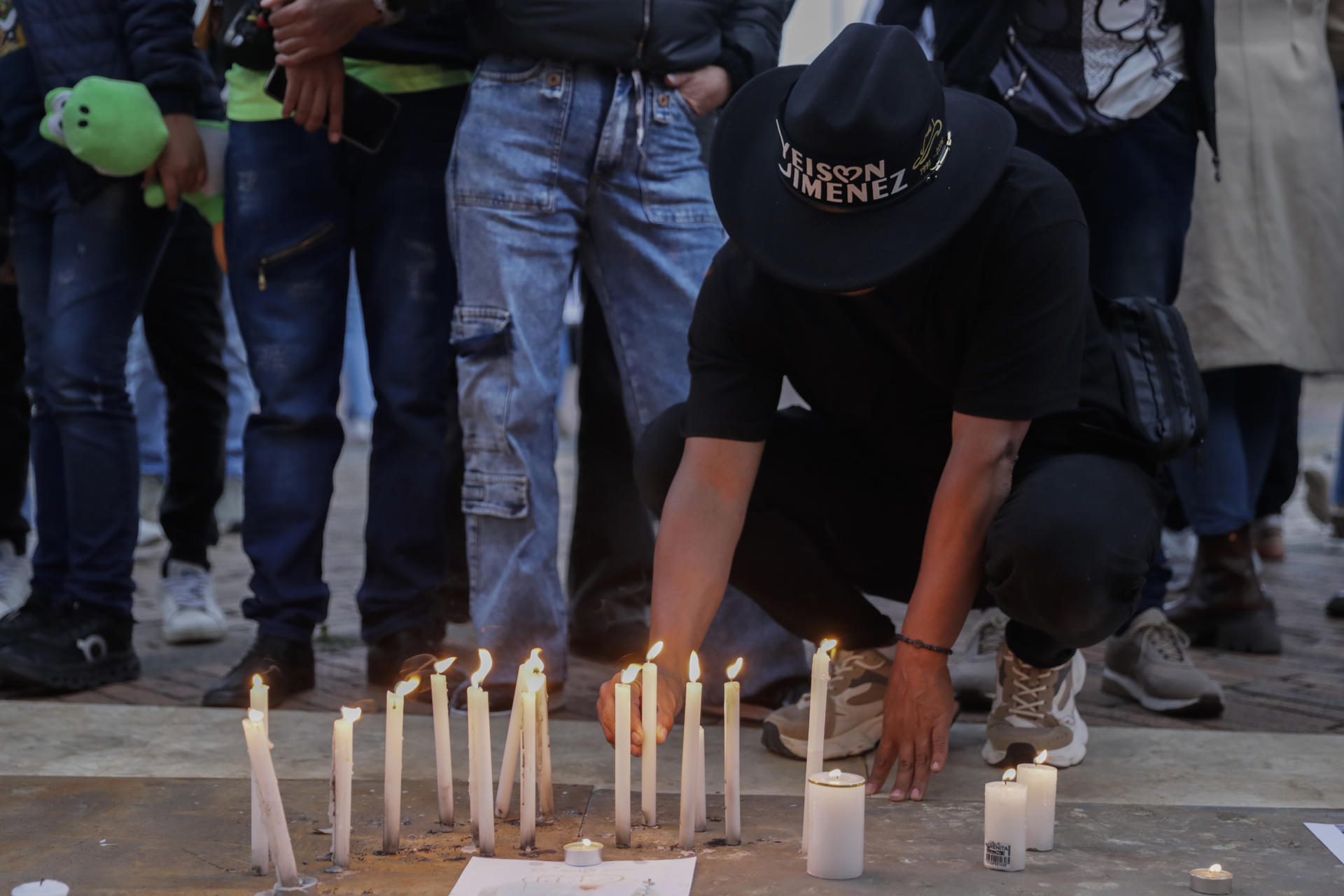 Miles de personas se reunieron en Bogotá para despedir con música y velas a Yeison Jiménez