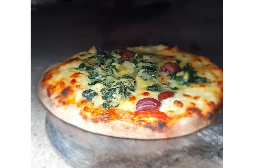 Receta para preparar pizza casera en horno de leña