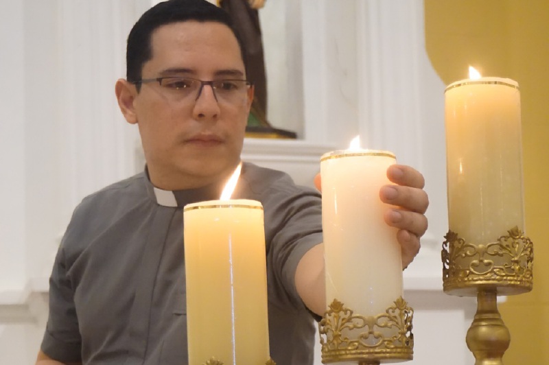 El padre William Alberto Narváez, sacerdote para la Arquidiócesis de Cartagena y destinado a la parroquia de San Roque en Getsemanía / Pedro Mendoza