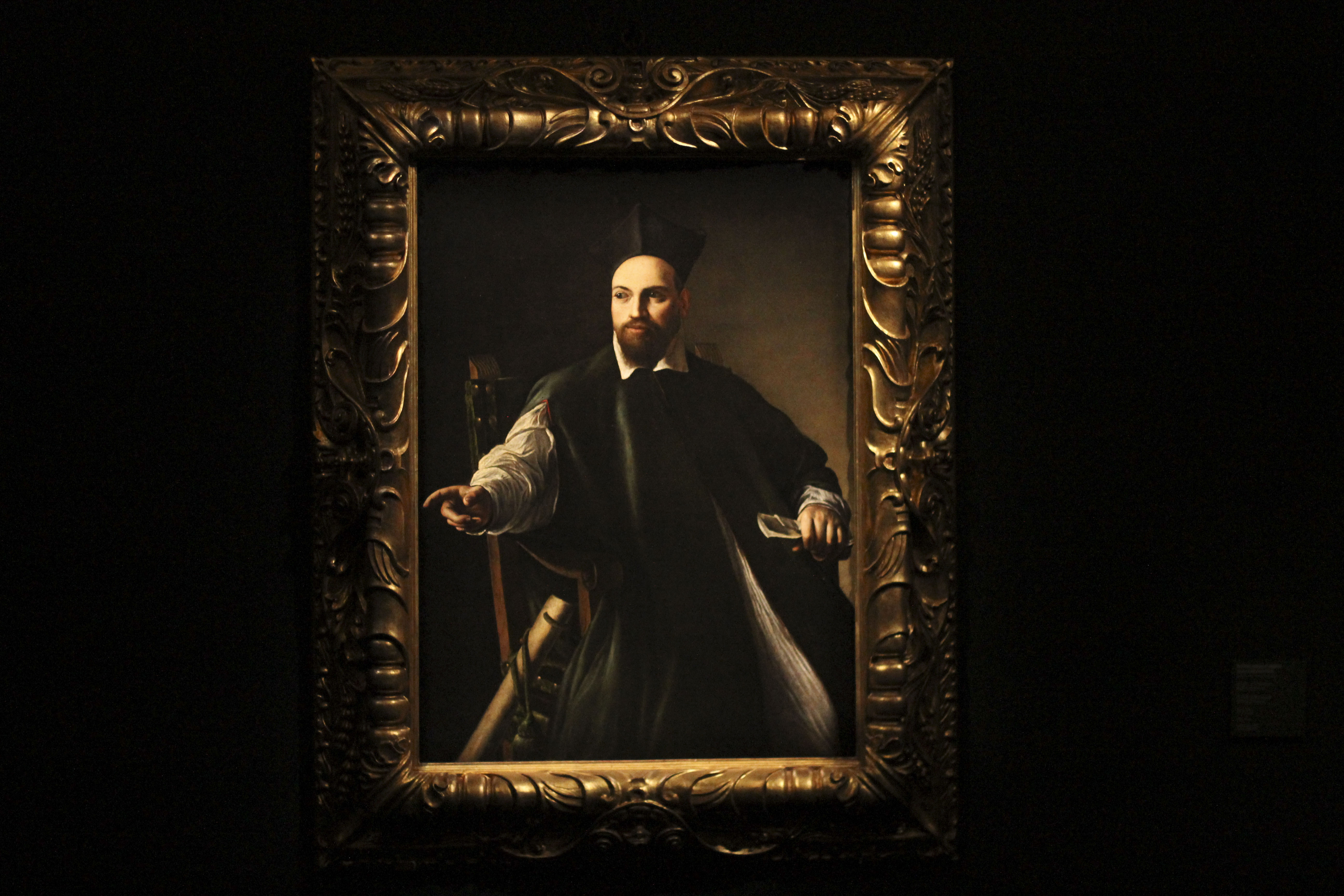 FOTODELDÍA ROMA, 22/11/2024.- Tras siglos de su muerte, el legado artístico de Caravaggio saca aún a la luz joyas casi desconocidas como 'El retrato de Monseñor Maffeo Barberini', un cuadro atribuido al pintor barroco y que se expone por primera vez al público este viernes en la Galería Nacional de Arte Antiguo del Palacio Barberini de Roma.La obra, un retrato de este noble se acabaría convirtiendo en el papa Urbano VIII, luce desde hoy en una pequeña sala casi a oscuras donde sus detalles son tan vivos que el cuadro parece casi una foto. EFE/ Joan Mas Autonell