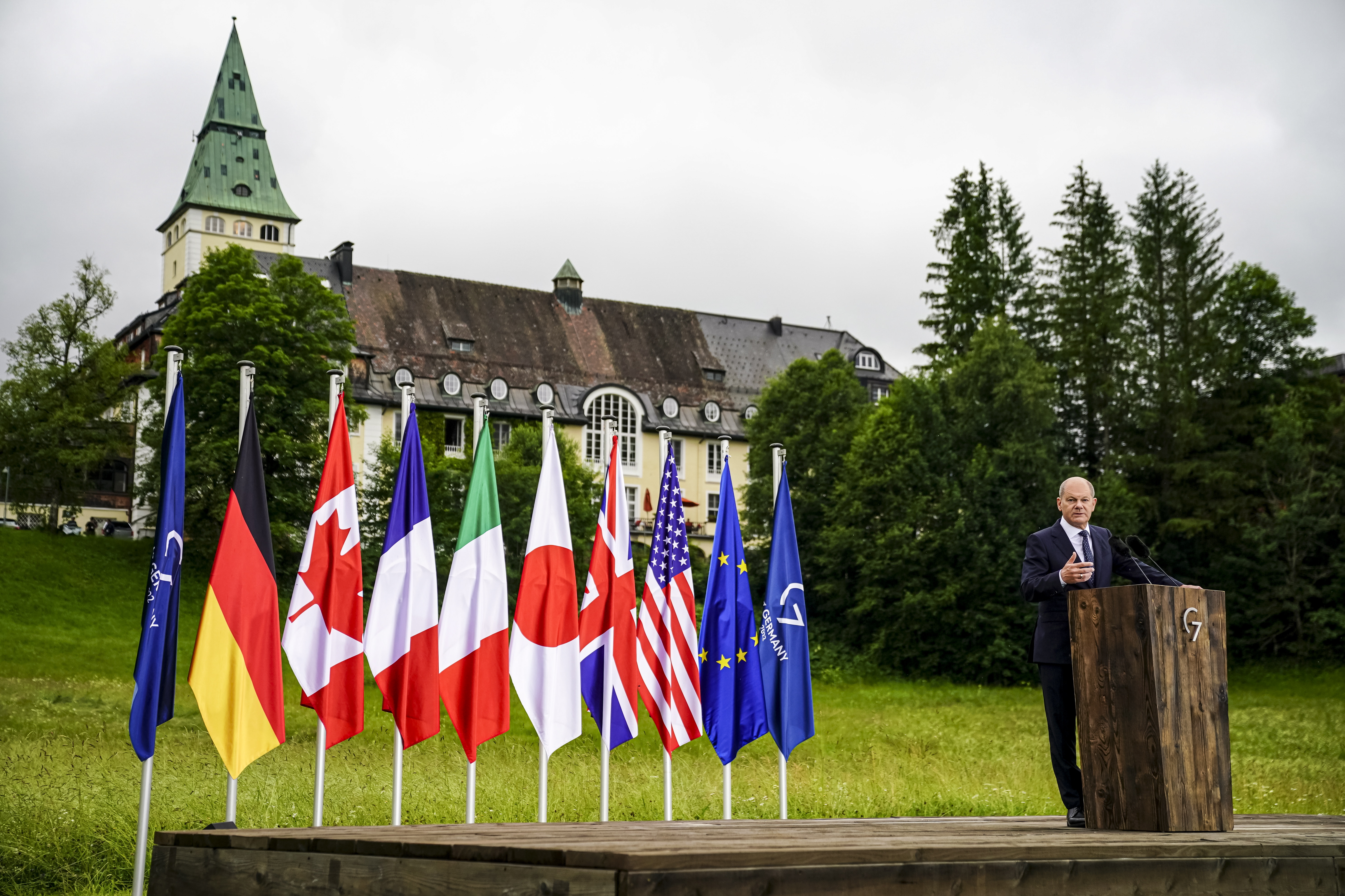 Kruen (Germany), 28/06/2022.- German Chancellor Olaf Scholz speaks during a press conference at Elmau Castle in Kruen, Germany, 28 June 2022. Germany is hosting the G7 summit at Elmau Castle near Garmisch-Partenkirchen from 26 to 28 June 2022. (Alemania) EFE/EPA/CLEMENS BILAN