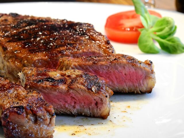 Receta del día: entrecote sobre galleta de queso parmesano con salsa de palmitos
