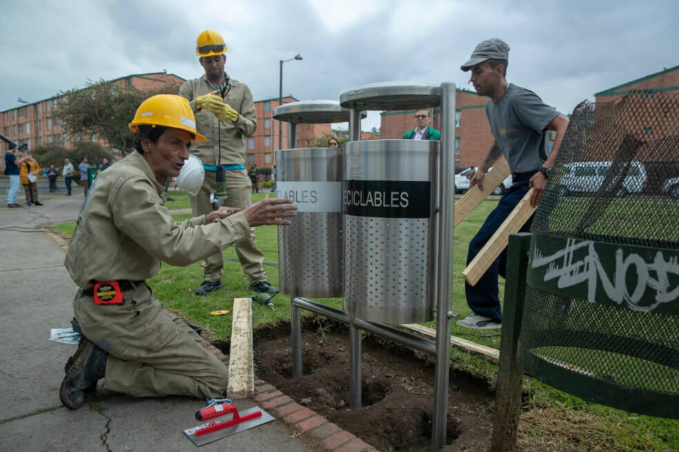 Arrancó instalación de 80.000 nuevas canecas de basura en Bogotá