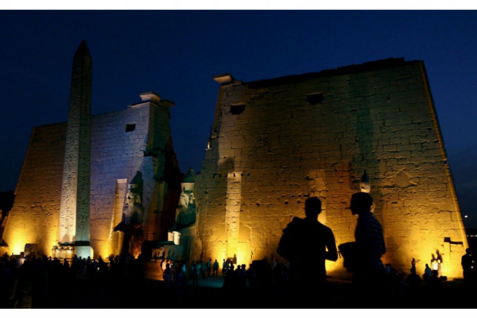 El templo de Lúxor es uno de los principales atractivos turísticos del país. Las estatuas delante de la entrada principal son del faraón Ramses II. /EFE
