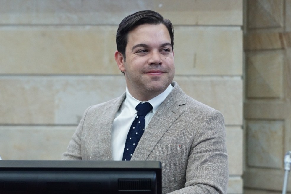 Rechazo uribista a reelección del representante de los colombianos en el exterior