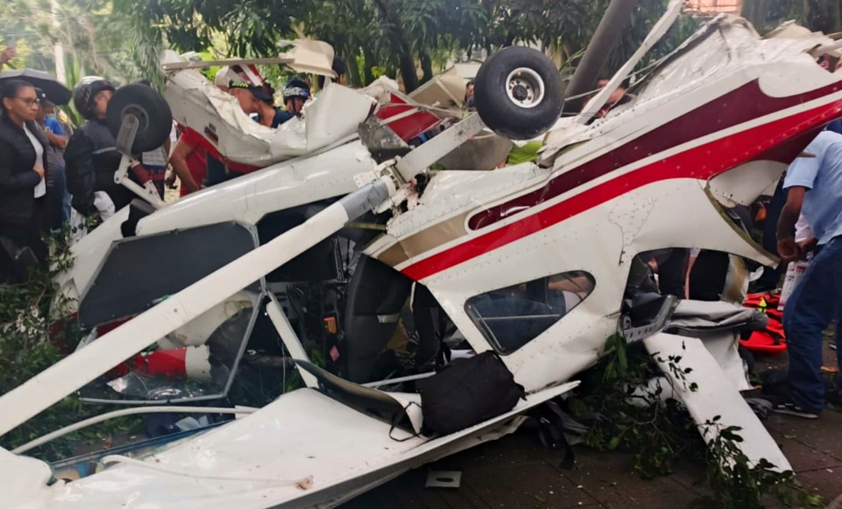 Avioneta cayó en un parque de Medellín: hay dos heridos