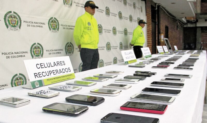 Así es el mercado de los repuestos para celulares en Bogotá