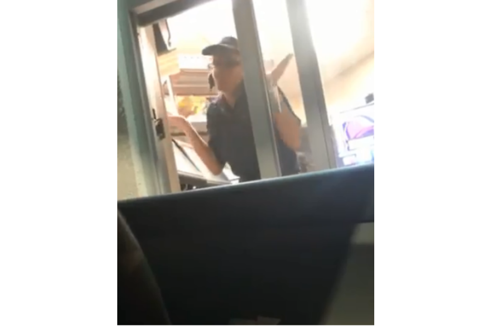 Trabajadora latina de Taco Bell se negó a atender a clienta por no hacer el pedido en español