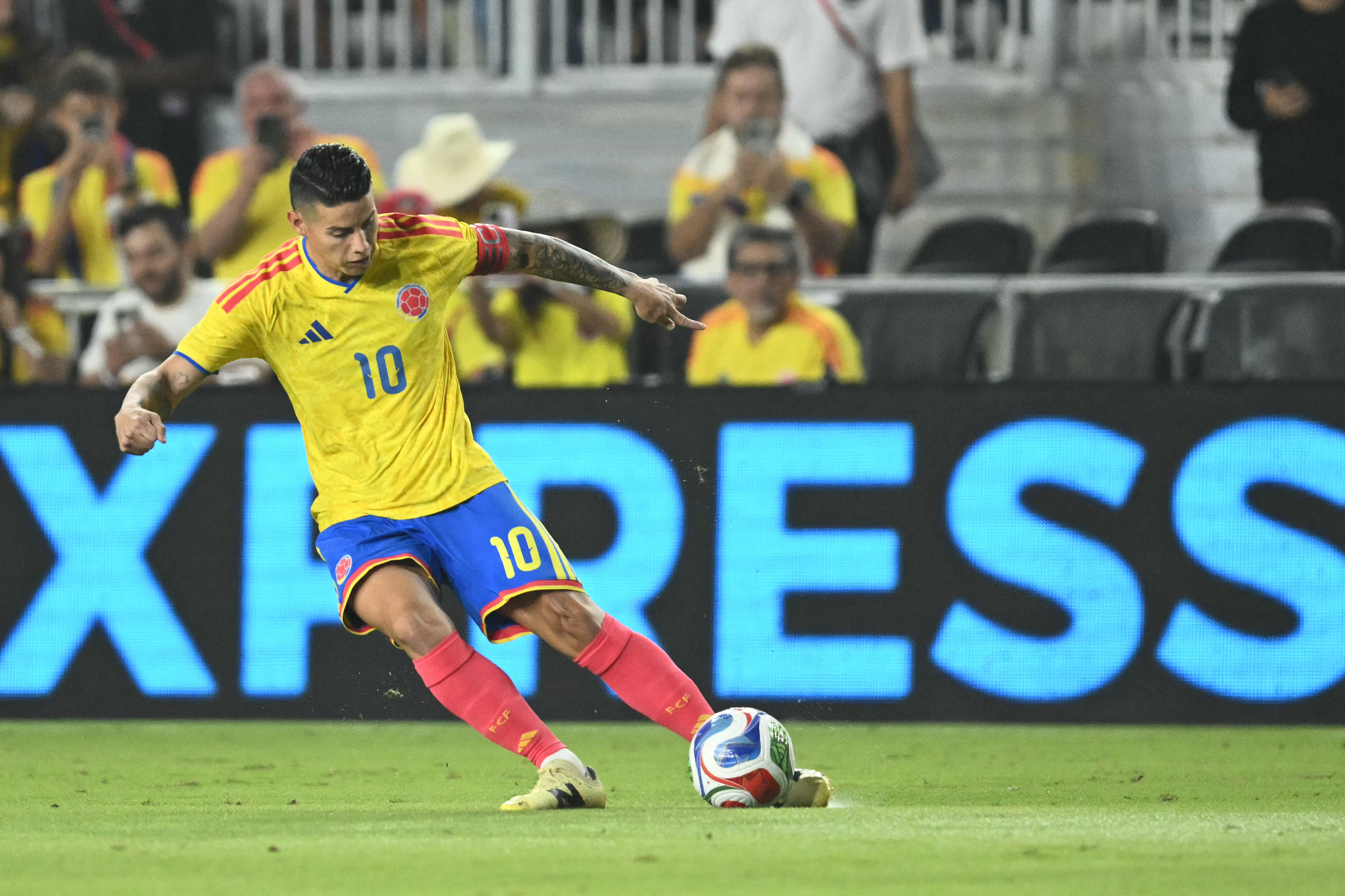 El centrocampista colombiano James Rodríguez (número 10) controla el balón durante el partido amistoso internacional entre Colombia y Nueva Zelanda en el Chase Stadium de Fort Lauderdale, Florida, el 15 de noviembre de 2025.