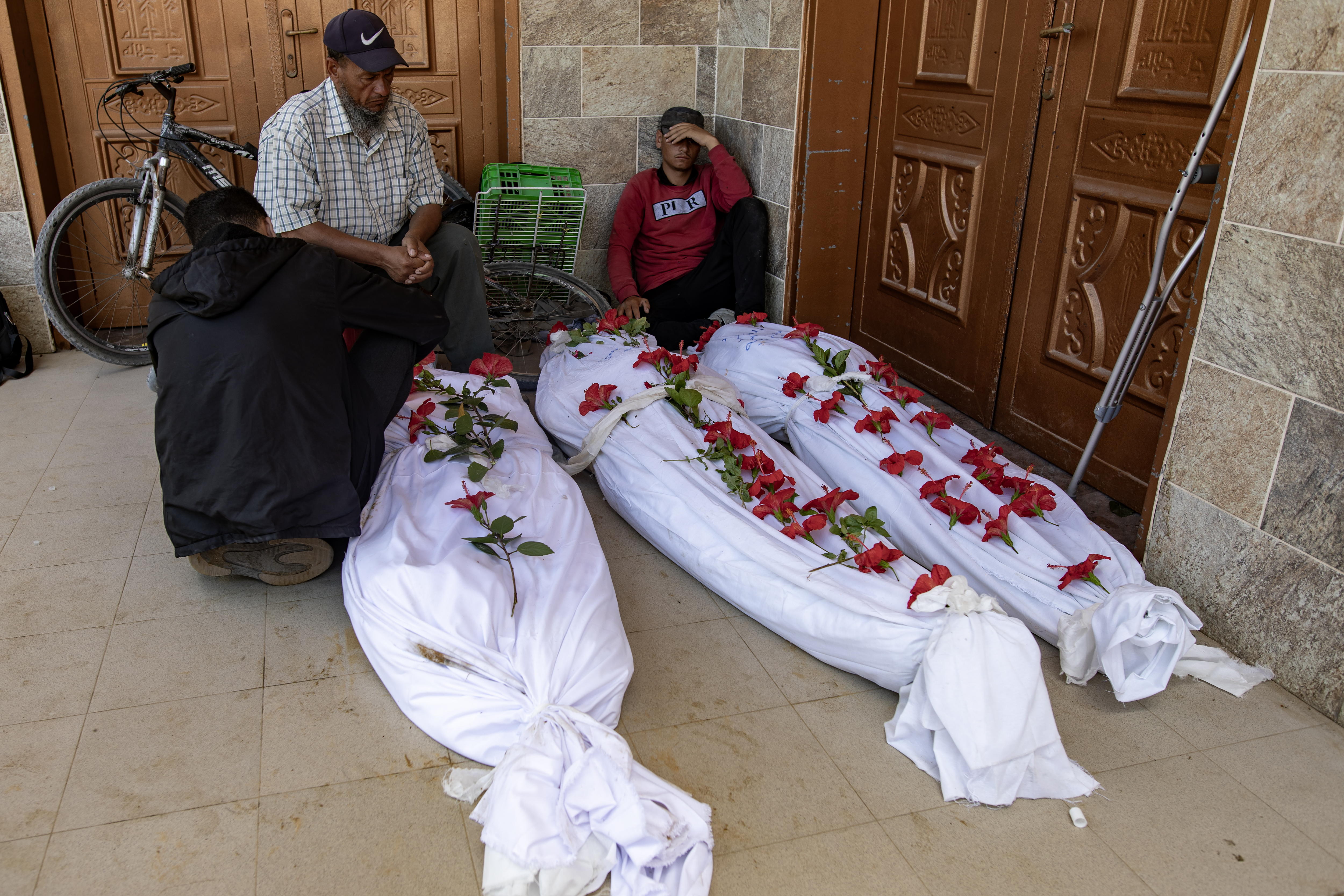Gaza (---), 21/04/2024.- The Palestinian Civil Defense recovers 50 bodies from what they are calling a mass grave inside Nasser Hospital in Khan Yunis, Gaza April 21, 2024. More than 34,000 Palestinians and over 1,450 Israelis have been killed, according to the Palestinian Health Ministry and the Israel Defense Forces (IDF), since Hamas militants launched an attack against Israel from the Gaza Strip on 07 October 2023, and the Israeli operations in Gaza and the West Bank which followed it. EFE/EPA/HAITHAM IMAD