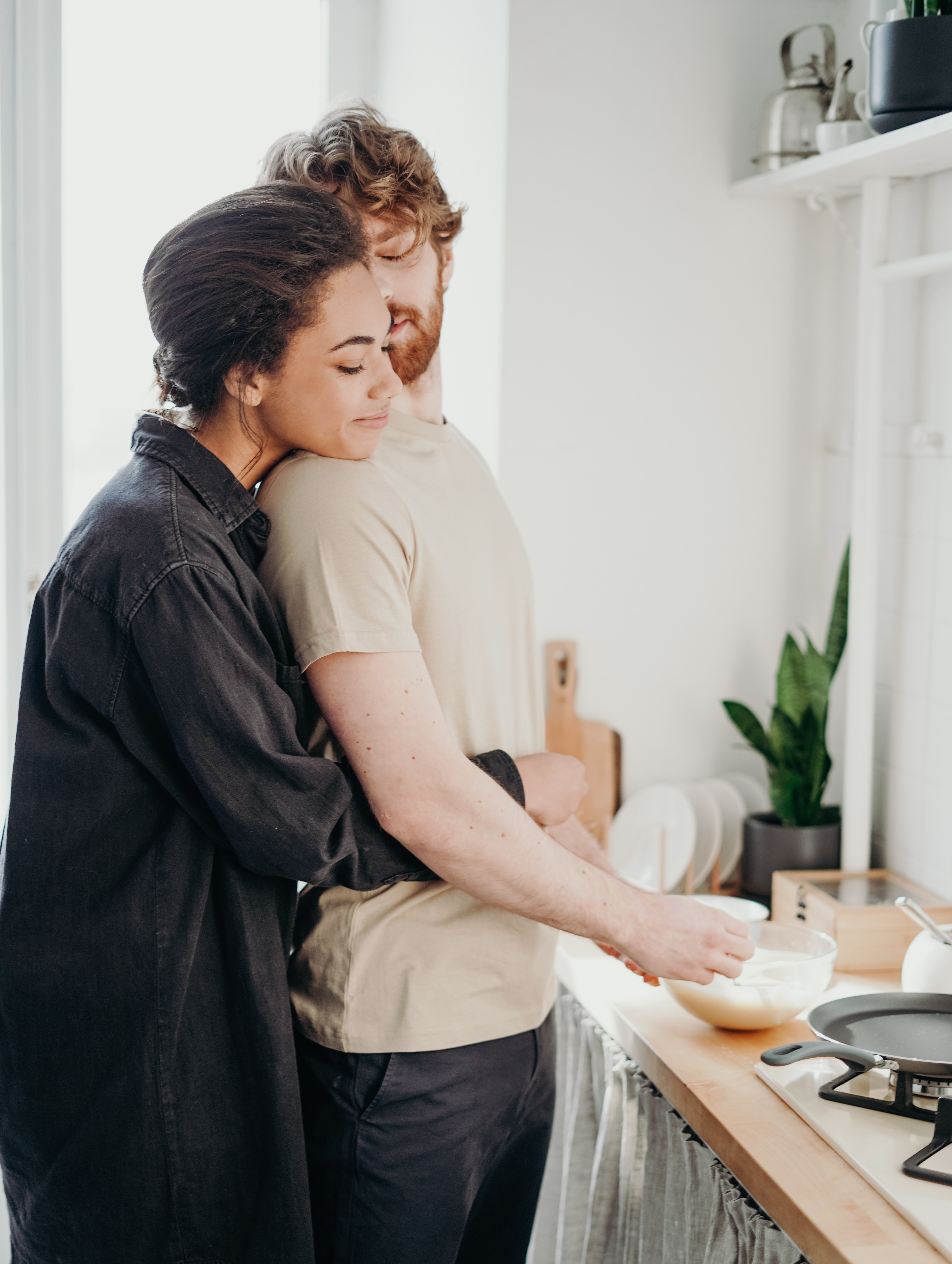 Reconoce la ansiedad como sentimiento, pero no te dejes llevar por ella.Controla el deseo de buscar información de forma obsesiva. Revisa medios máximos una vez al díaRealiza actividades que te motiven con tus propósitos de vida.Conéctate con personas importante para ti y habla de tus sentimientos.Retoma planes aplazadosVuelve a tus hobbies o aquello que disfrutes másPreviene la ansiedad de la mejor manera:Duerme bien.Come bien.Haz rutinas de ejercicio o meditación.Evita el consumo de alcohol, tabaco y drogas.Si tienes tendencia a la ansiedad, o un trastorno mental, y crees que lo necesitas, consulta a un profesional en salud mental.Si la amenaza del COVID-19 te cogió en pareja, la convivencia va a tardar más de lo habitual, así que es importante algunas estrategias para evitar discusiones y aumento de la tensión del momento que vivimos.