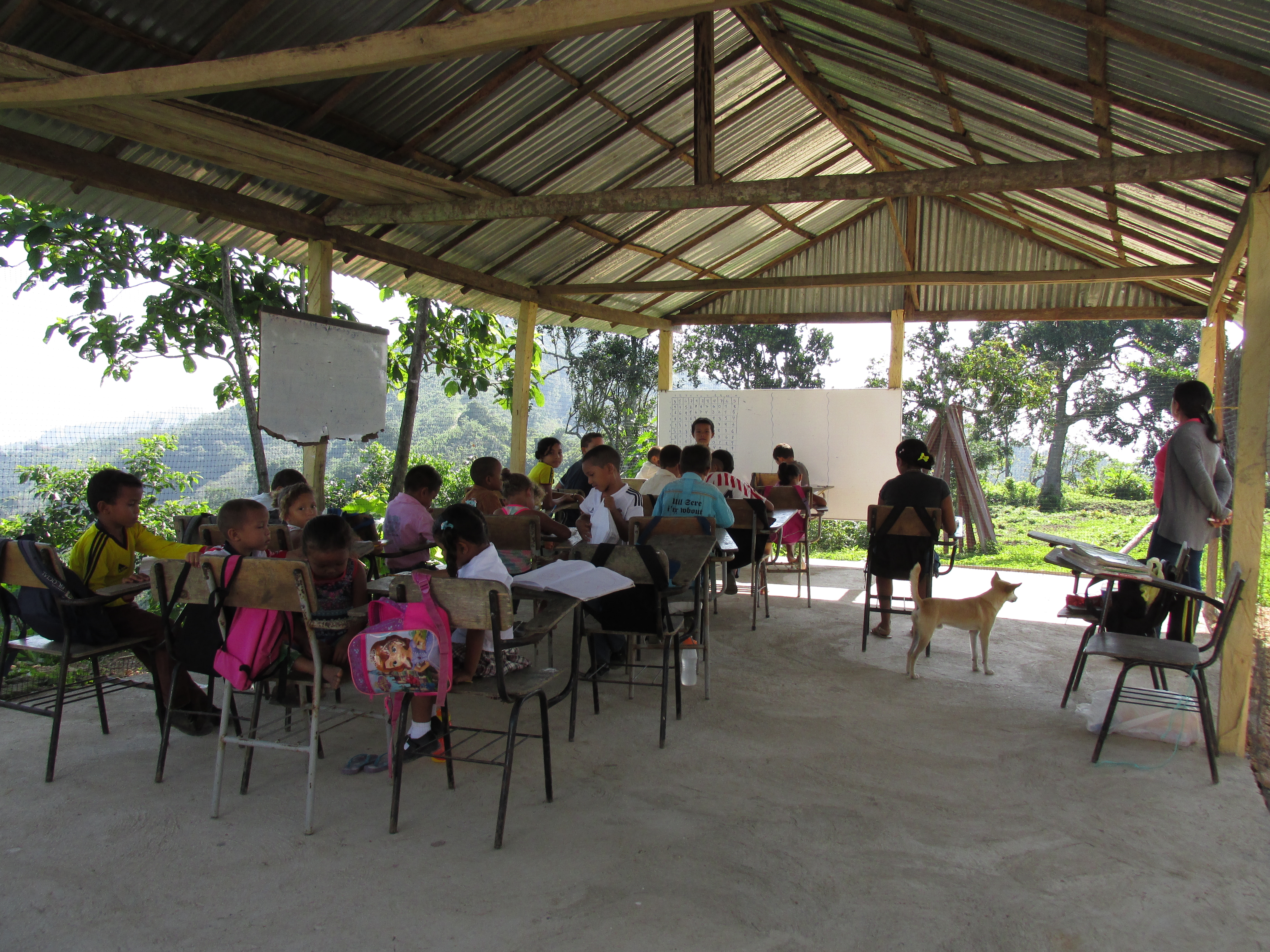 Niños y niñas en la escuela de Sierra de Venao reciben clase en un pequeño rancho de zinc construido de manera improvisada por la comunidad.