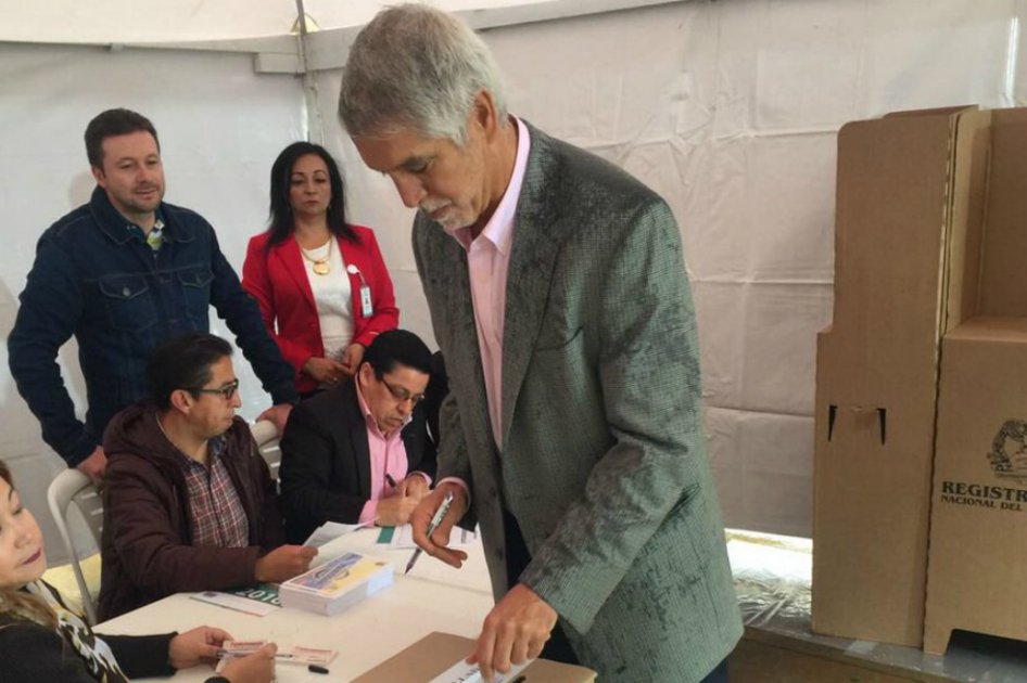 El alcalde de Bogotá, Enrique Peñalosa, votando en el plebiscito. / Cortesía Alcaldía de Bogotá.