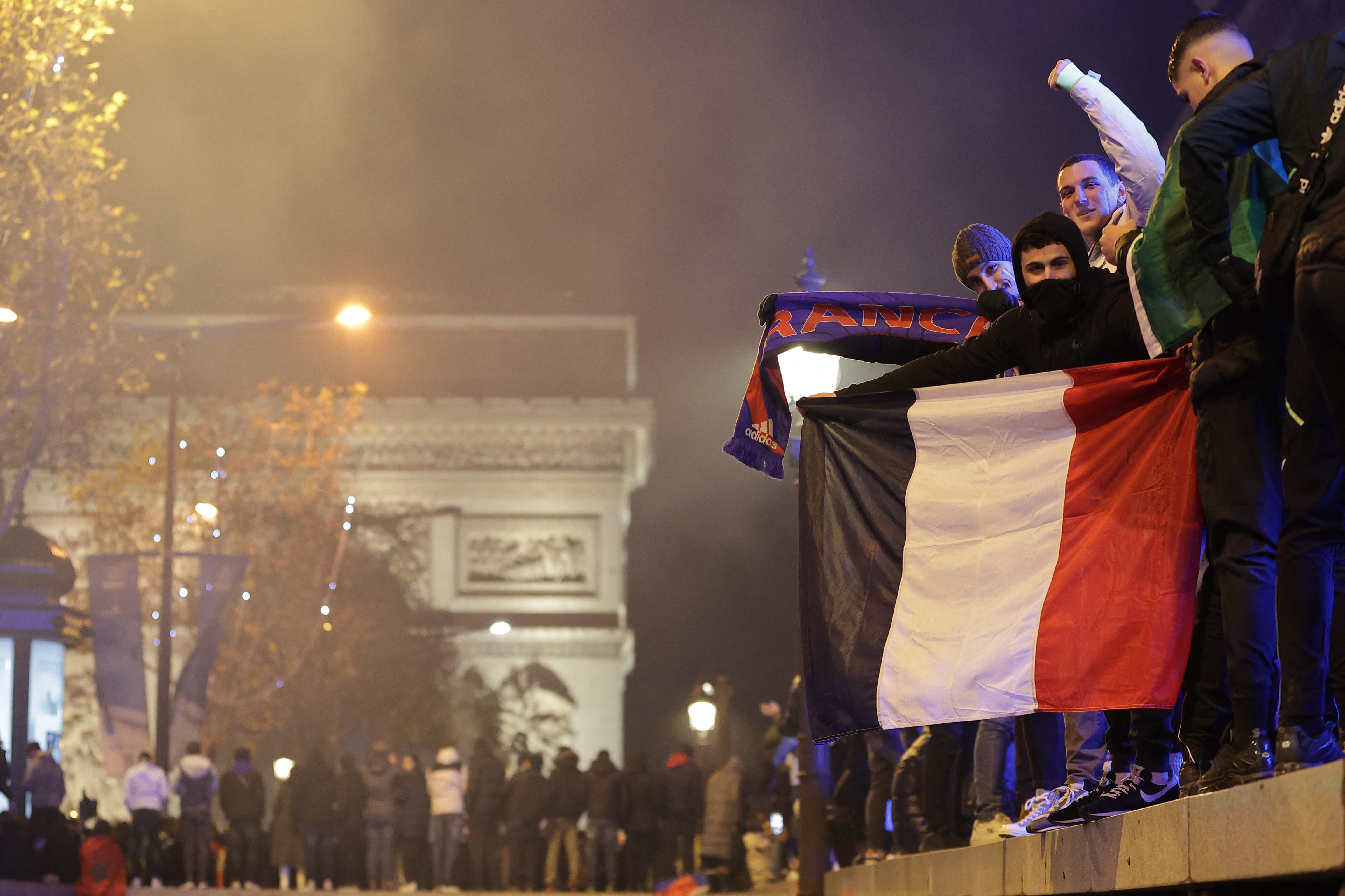 Un muerto y decenas de detenidos tras celebraciones en Francia por el partido