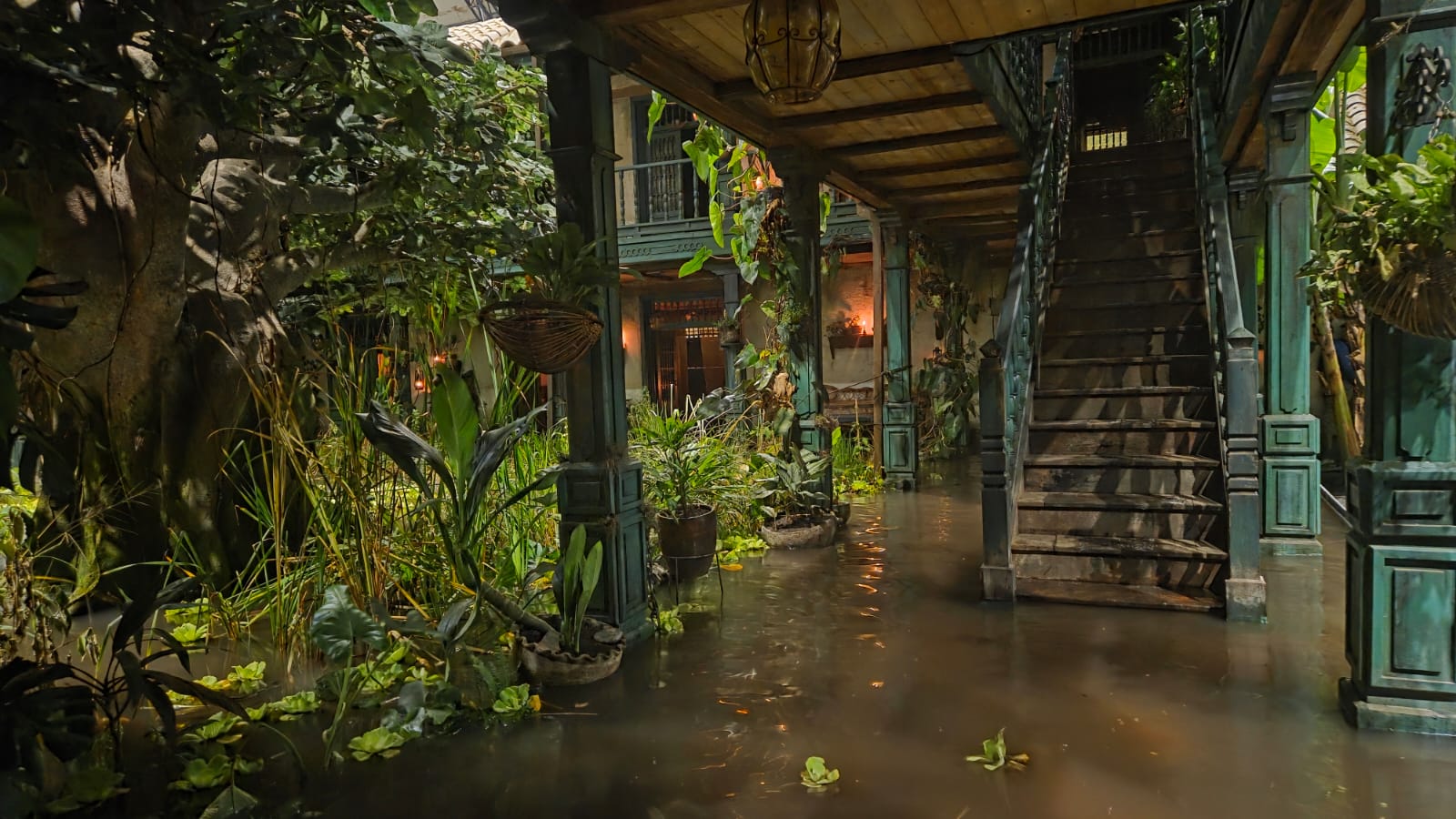 La casa de los Buendía inundada, uno de los momentos centrales de la segunda temporada de Cien años de soledad.
