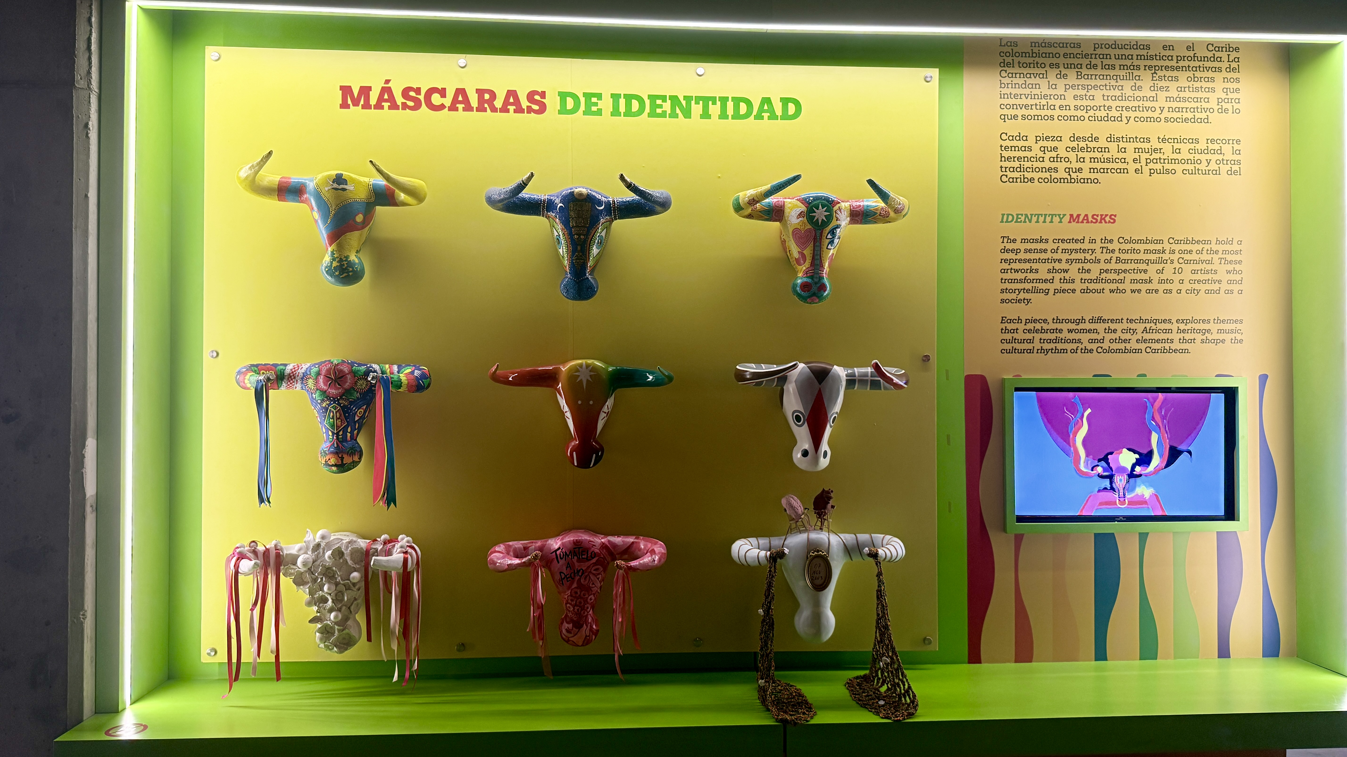 El Museo del Carnaval guarda la esencia de la fiesta más importante de Barranquilla. Aquí se celebra la identidad que no se construye desde torres de vidrio, sino desde el sudor de los tambores y fiesta de uno de los carnavales más importantes del mundo.