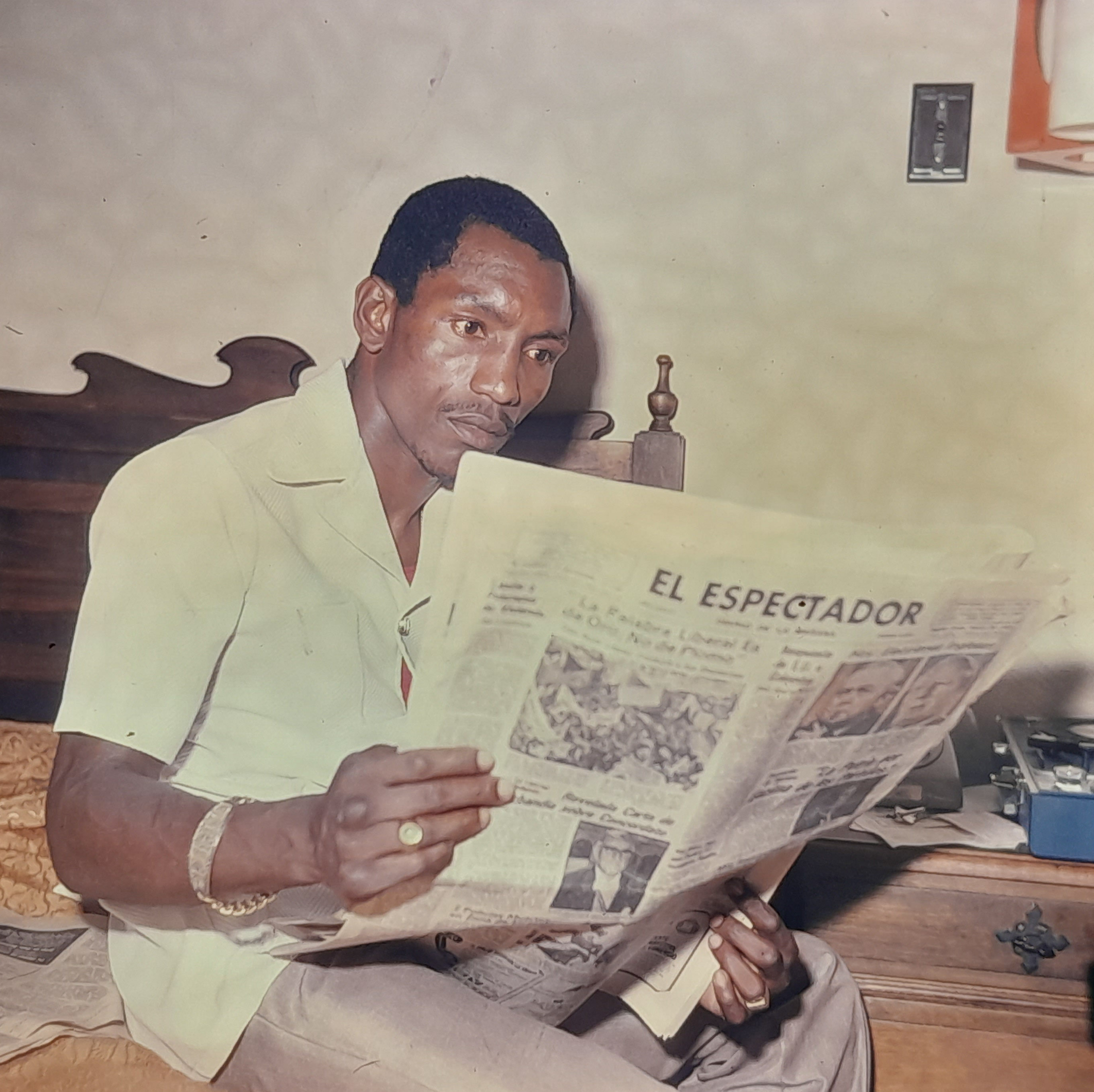 Antonio Cervantes "Kid Pambelé" leyendo El Espectador.