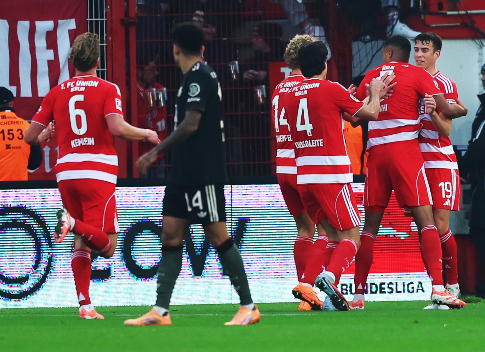 Berlin (Germany), 08/11/2025.- Danilho Doekhi of Union Berlin (2R) celebrates witrh team mates after scoring during the German Bundesliga soccer match between Union Berlin and Bayern Munich in Berlin, Germany, 08 November 2025. (Alemania) EFE/EPA/Filip Singer