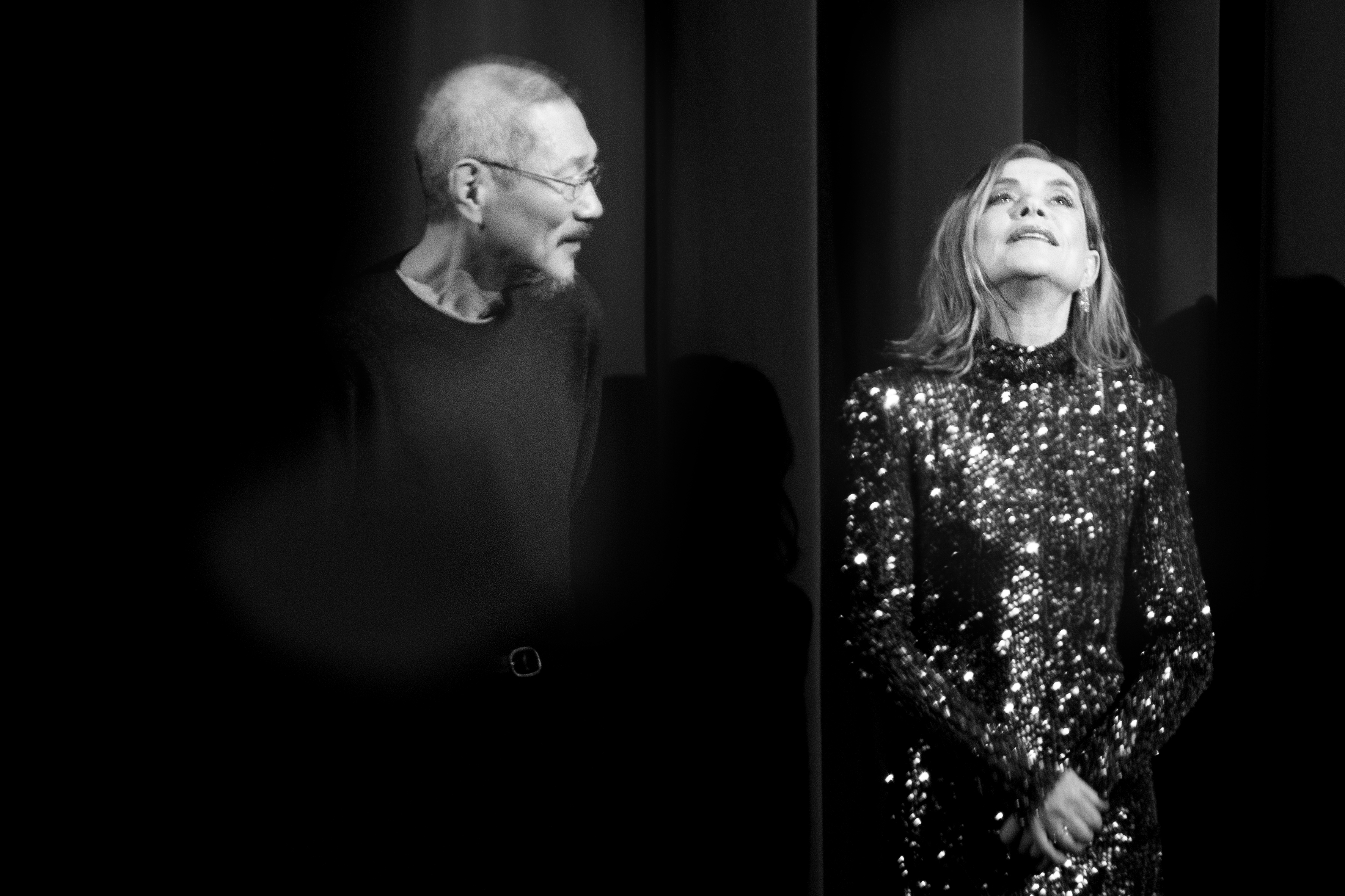 El director surcoreano Hong Sang-soo y la actriz francesa Isabelle Huppert, quienes recibieron el Oso de Plata Gran Premio del Jurado por su nueva película "A Traveler's Needs".