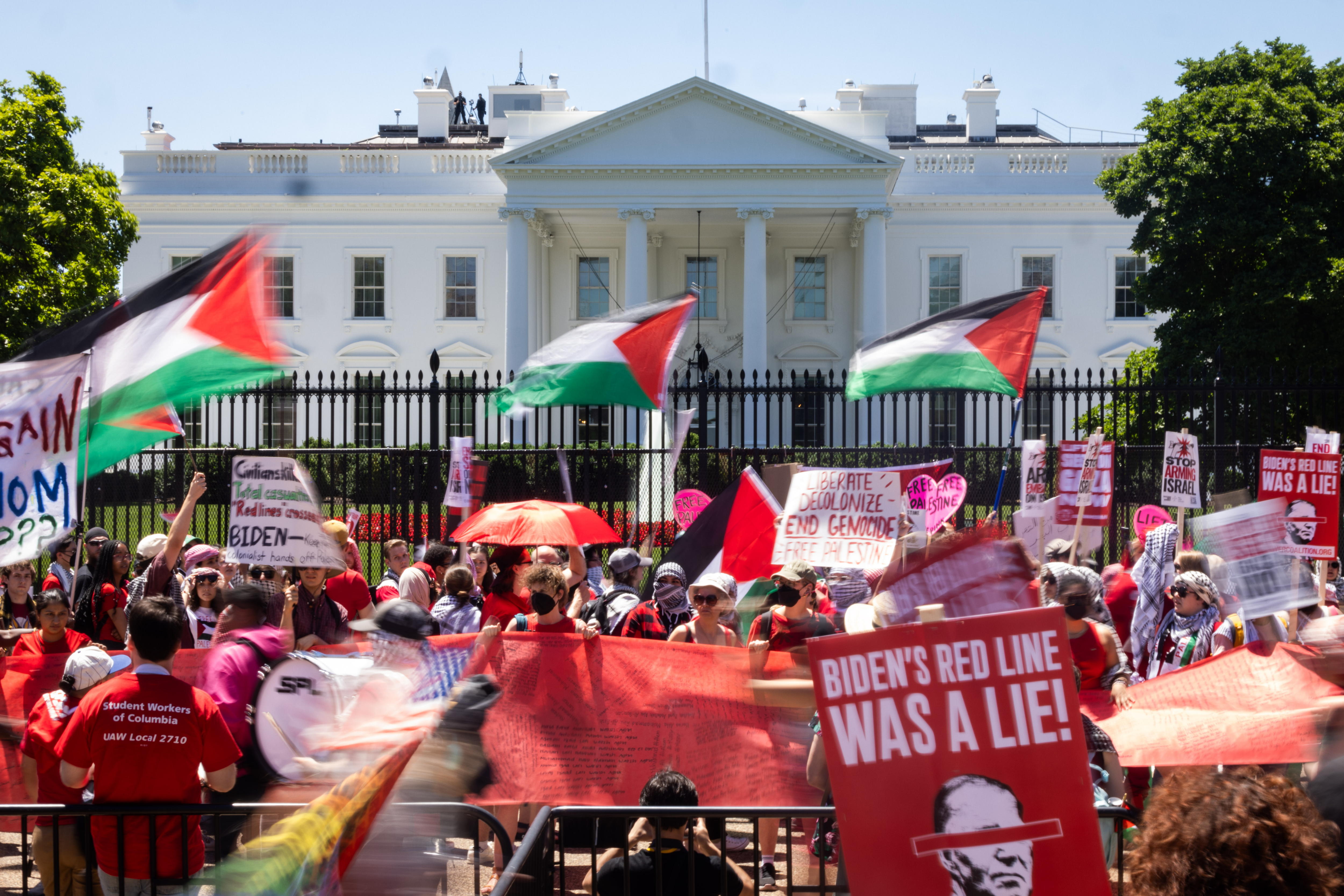 Washington (United States), 08/06/2024.- Supporters of Palestine gather outside the White House to protest Israel's ongoing incursion into Gaza, in Washington, DC, USA, 08 June 2024. More than 36,000 Palestinians and over 1,400 Israelis have been killed, according to the Palestinian Health Ministry and the Israel Defense Forces (IDF), since Hamas militants launched an attack against Israel from the Gaza Strip on 07 October 2023, and the Israeli operations in Gaza and the West Bank which followed it. (Protestas) EFE/EPA/JIM LO SCALZO