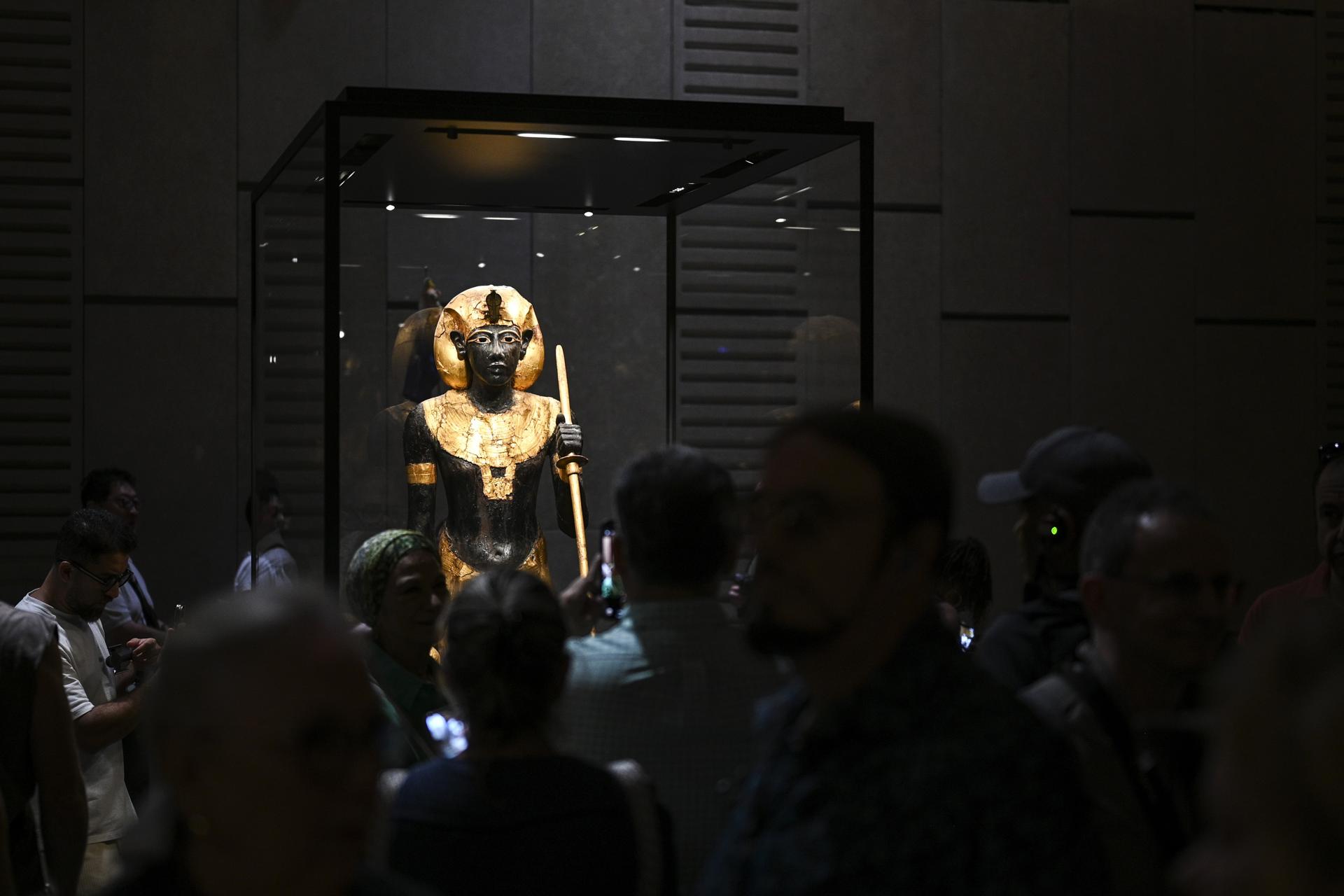 Por primera vez, se presenta el ajuar funerario completo del faraón Tutankamón, con 5.398 objetos, incluyendo su famoso sarcófago dorado y numerosas joyas, estatuillas y ofrendas.