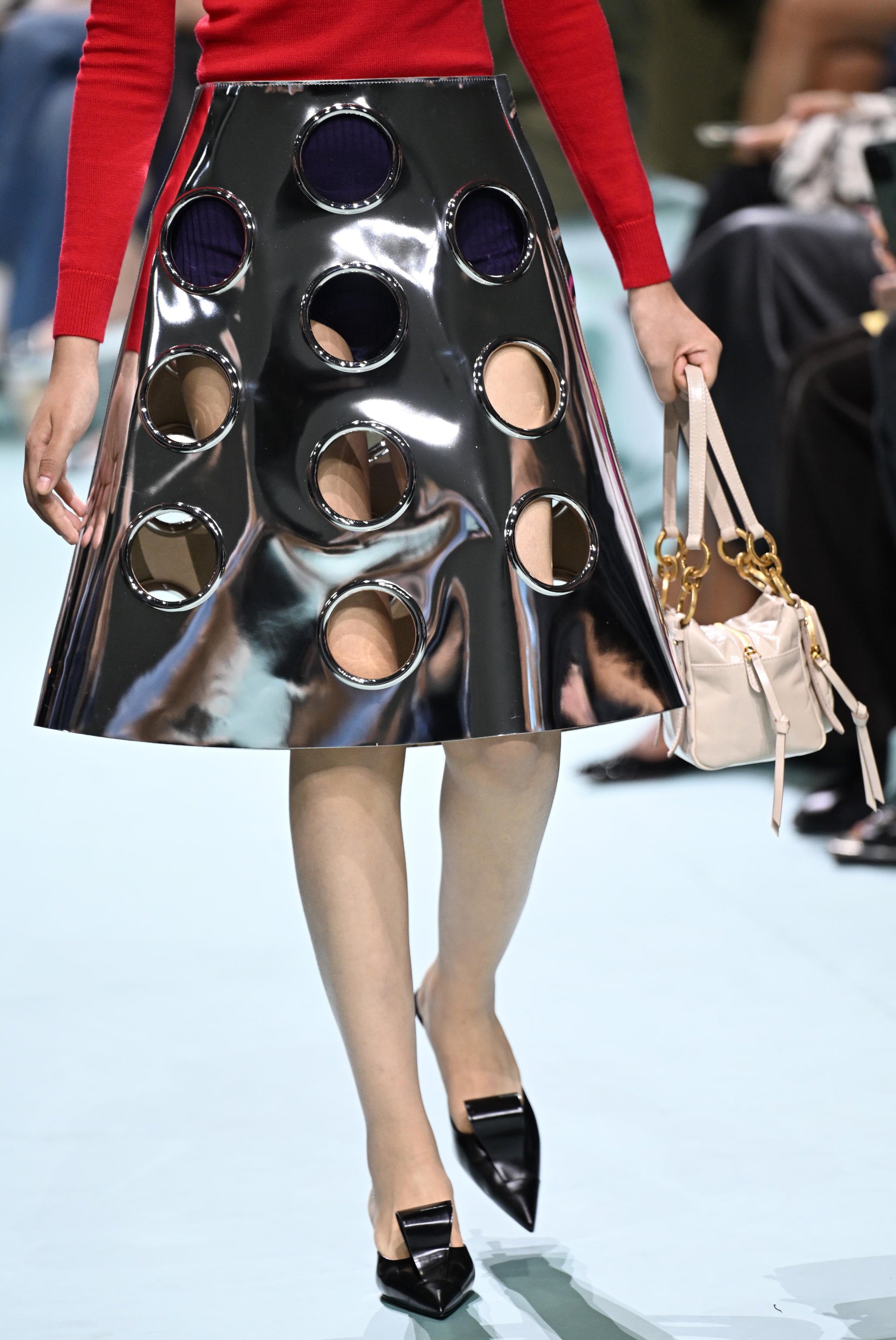 Milan (Italy), 18/09/2024.- A model presents a creation by Prada during the Milan Fashion Week Spring/Summer 2025, in Milan, Italy, 19 September 2024. The Milano Moda Donna SS 2025 runs from 17 to 23 September. (Moda, Italia) EFE/EPA/DANIEL DAL ZENNARO