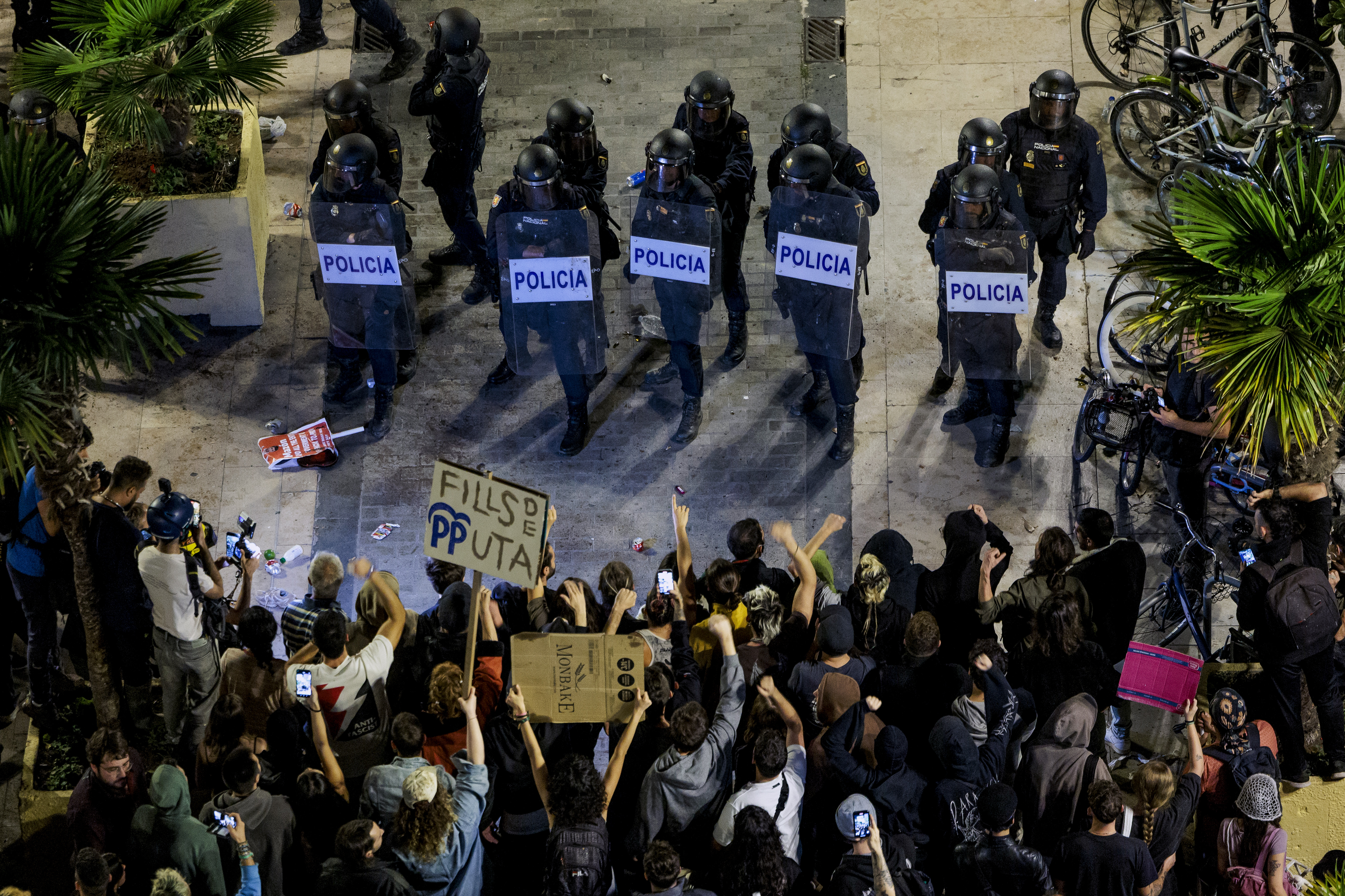 Protestas en Valencia: manifestantes piden la renuncia del presidente valenciano