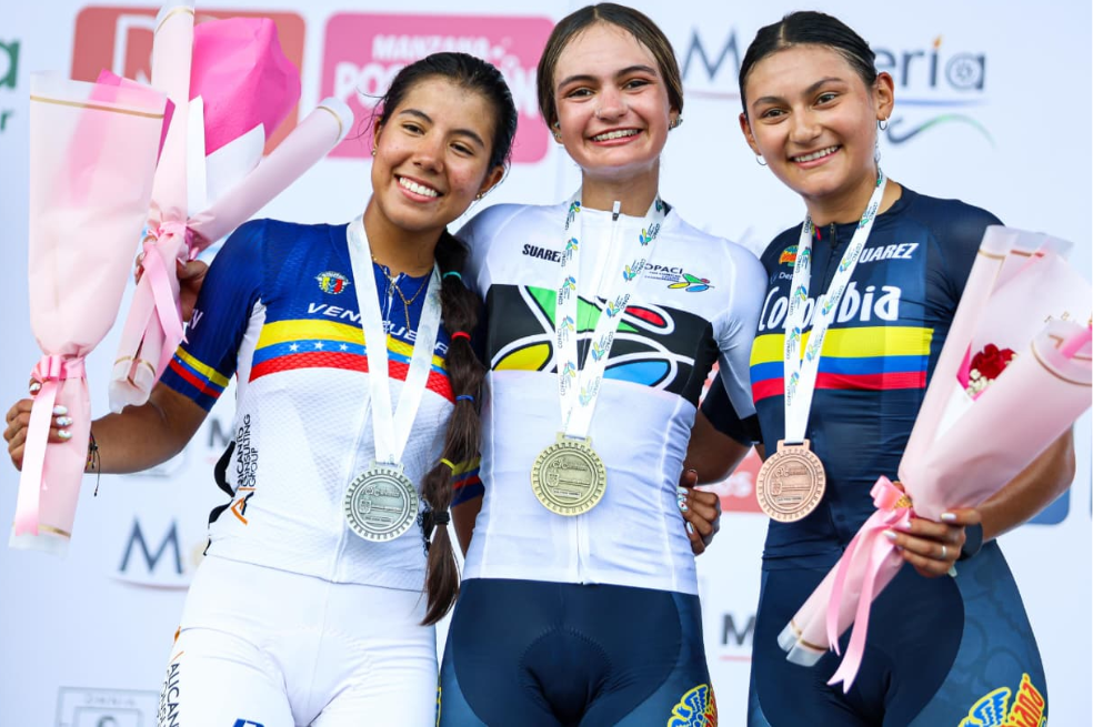 La colombiana Salomé Vargas (centro) es la nueva campeona panamericana juvenil de ruta.