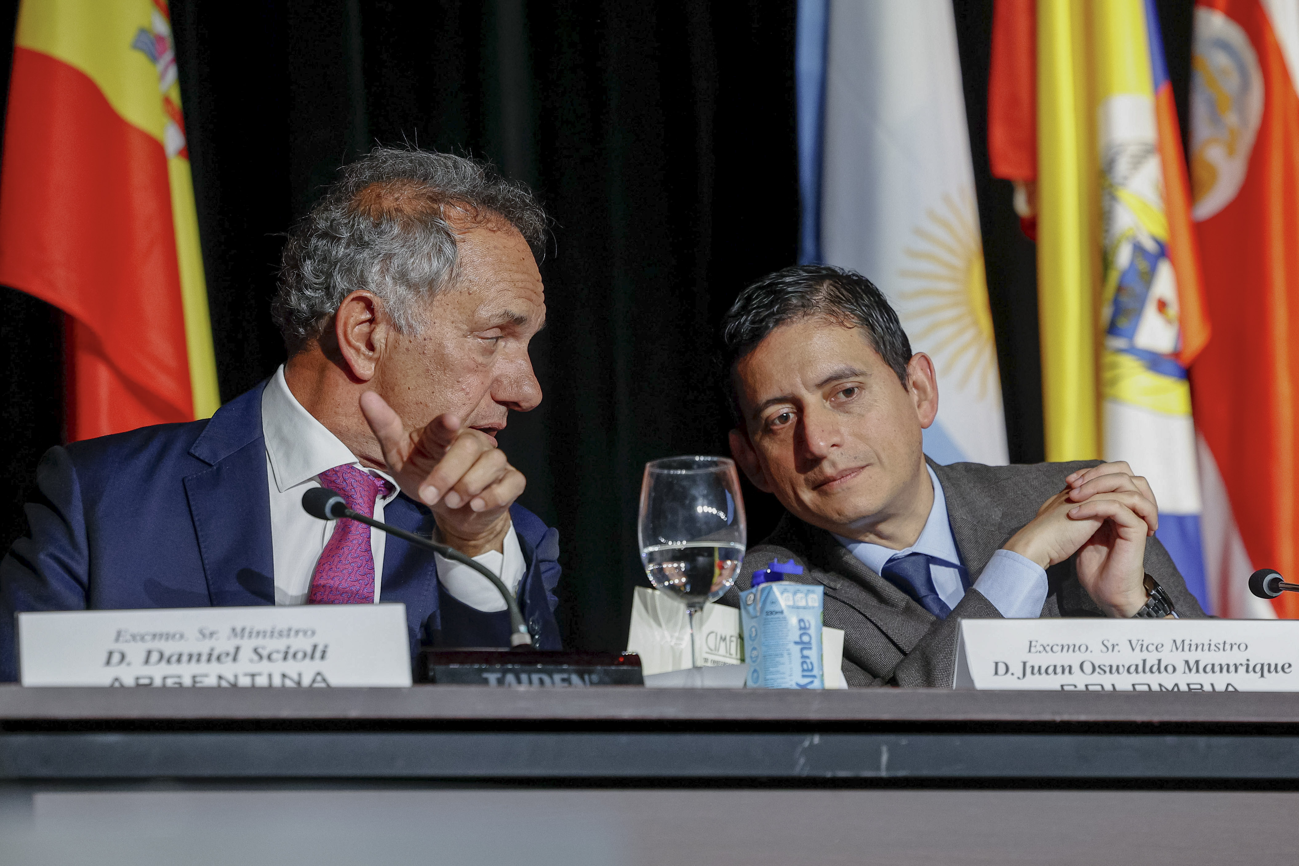 MADRID (ESPAÑA), 21/01/2025.- El viceministro de Turismo colombiano Juan Osvaldo Manrique (d) conversa con el secretario de Turismo, Ambiente y Deportes argentino Daniel Scioli (i) durante la XXVIII Conferencia Iberoamericana de Ministros y Empresarios de Turismo celebrada este martes con motivo de Fitur 2025. EFE/ Daniel Gonzalez