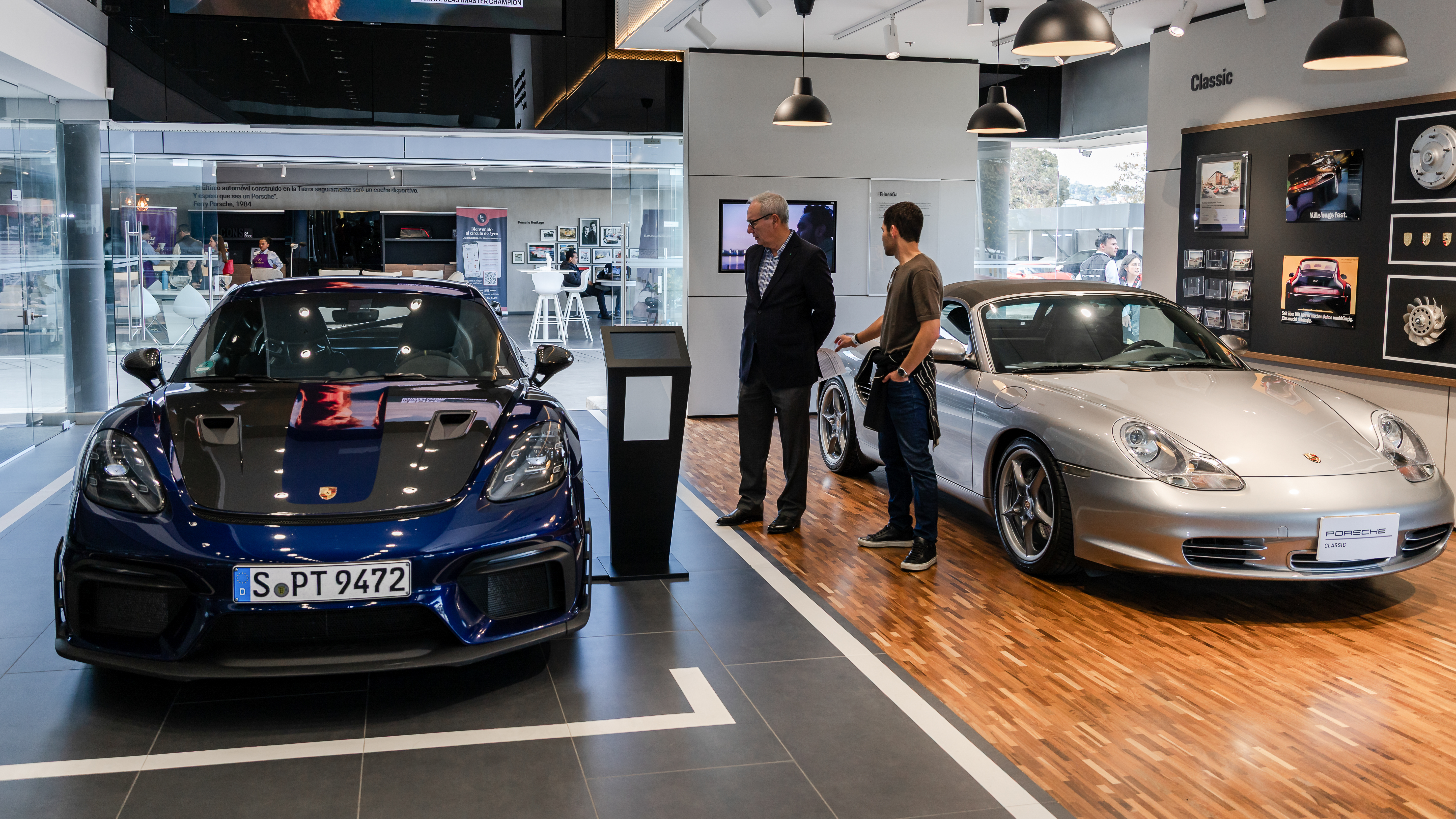 Durante la jornada, los asistentes, quienes fueron clientes exclusivos de las marcas participantes, disfrutaron de la exhibición de 12 carros deportivos Porsche.