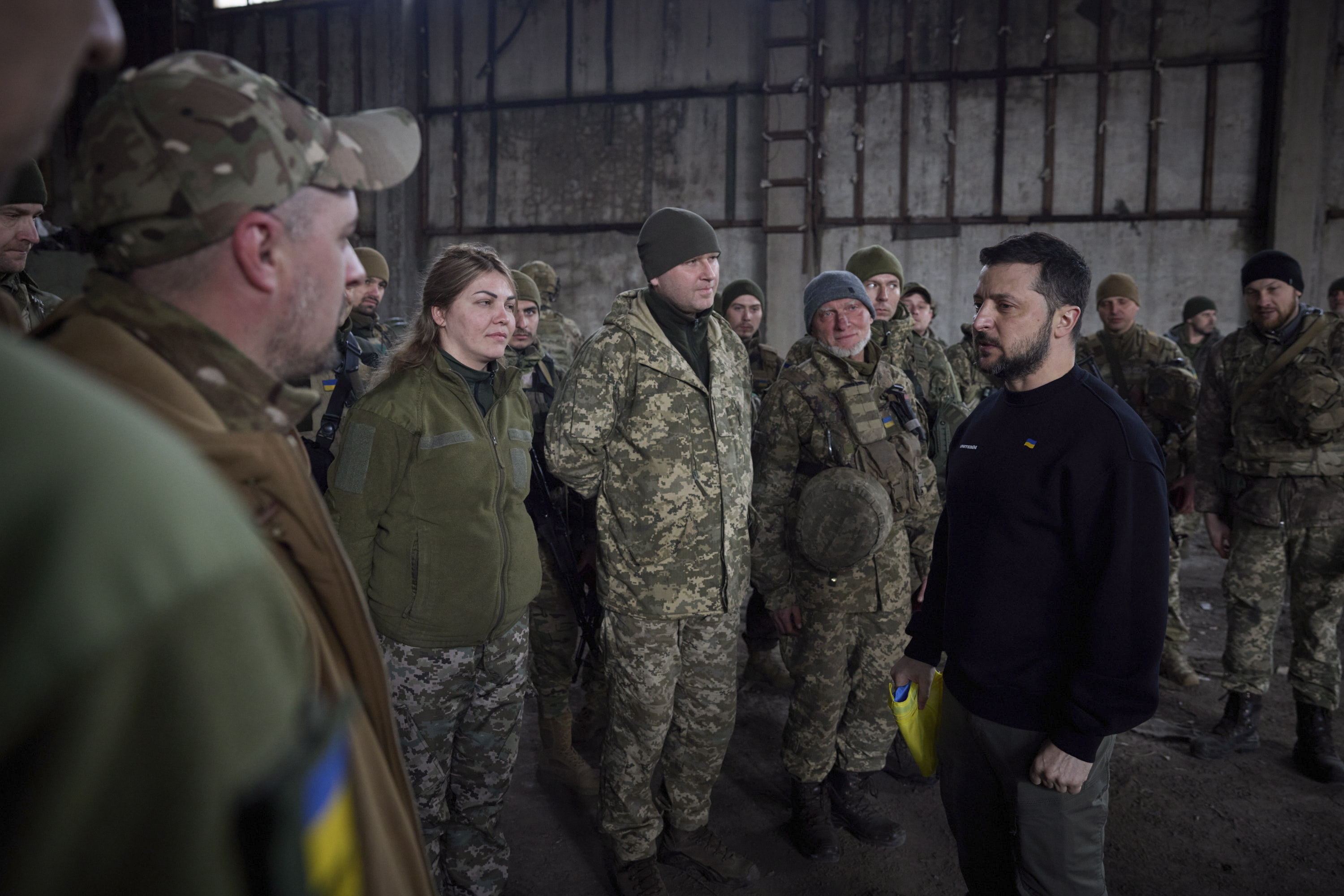 Volodímir Zelenski visita Bajmut, el escenario más largo de la guerra