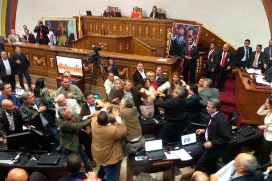 A golpes terminó debate en Asamblea Nacional de Venezuela