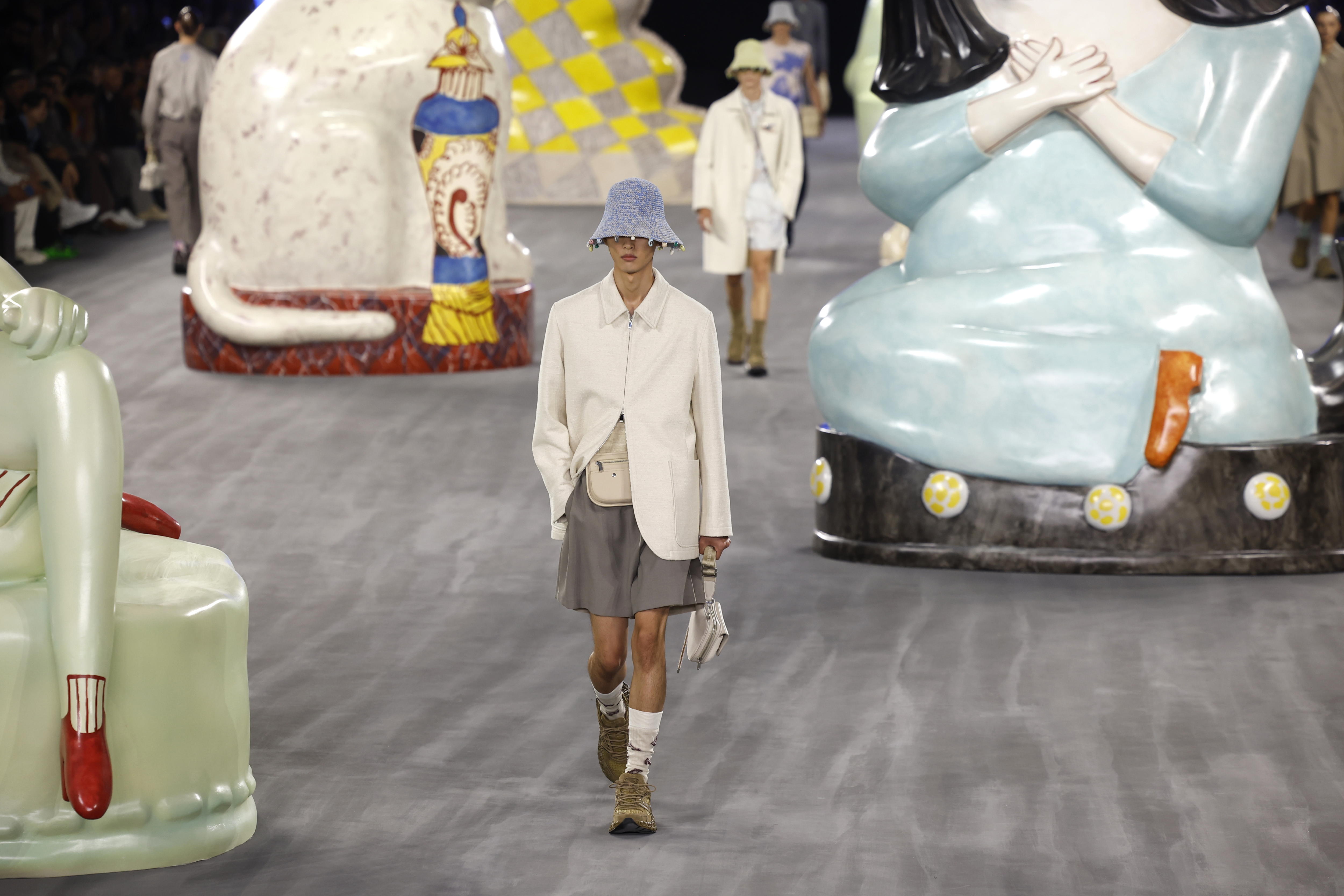 Paris (France), 21/06/2024.- A model presents a creation by British designer Kim Jones for Dior fashion house of the Spring/Summer 2025 Menswear Collection during the Paris Fashion Week, in Paris, France, 21 June 2024. The presentation of the Men'Äôs collections runs from 18 to 23 June. (Moda, Francia) EFE/EPA/ANDRE PAIN