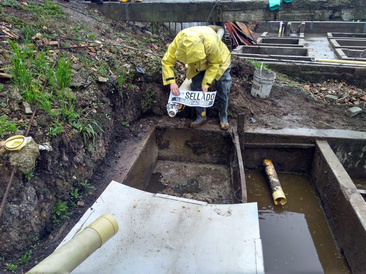 Sellan empresas que contaminaban quebrada en Bogotá