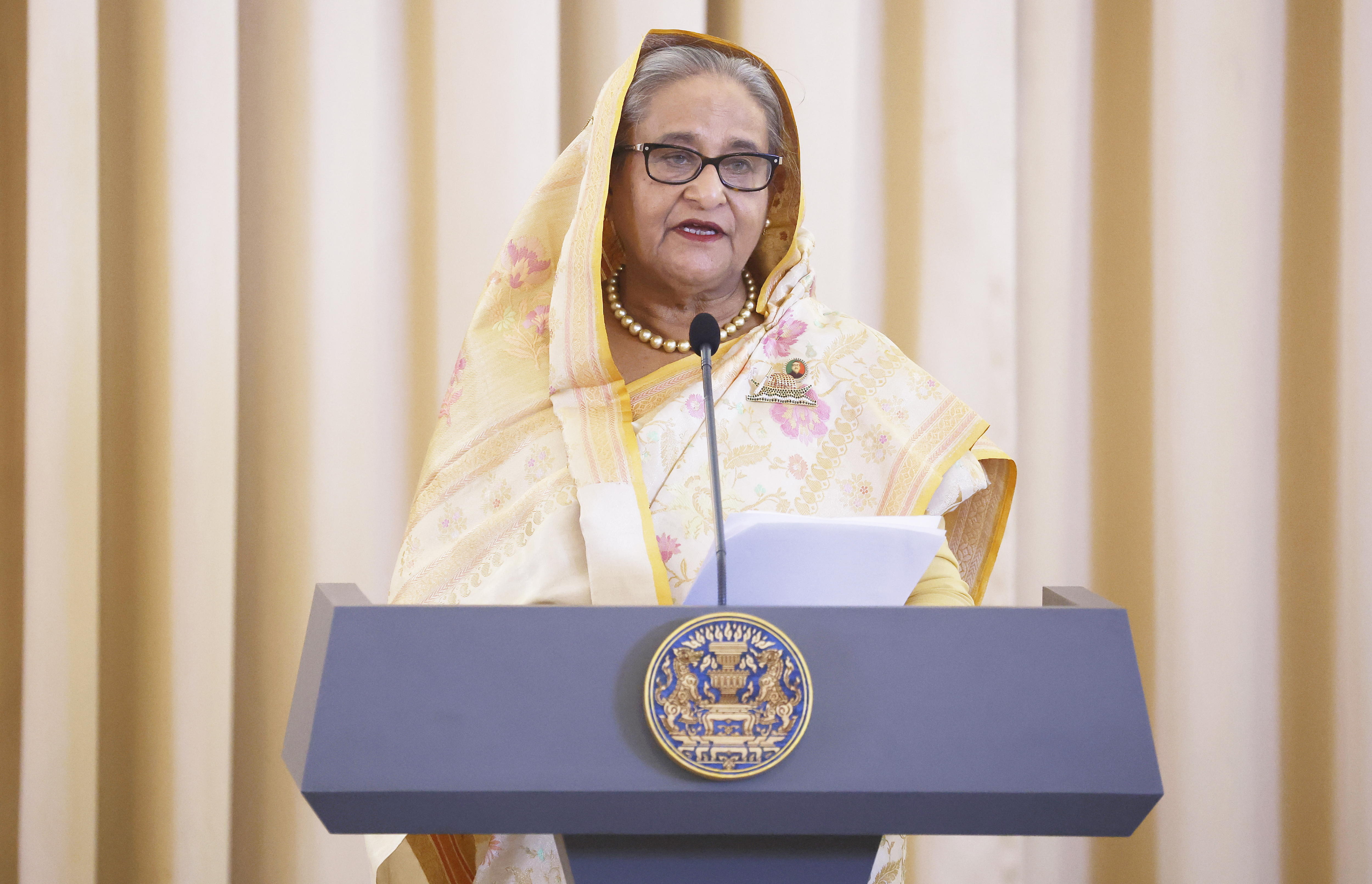 Renunció la primera ministra de Bangladés tras protestas que dejan 300 muertos