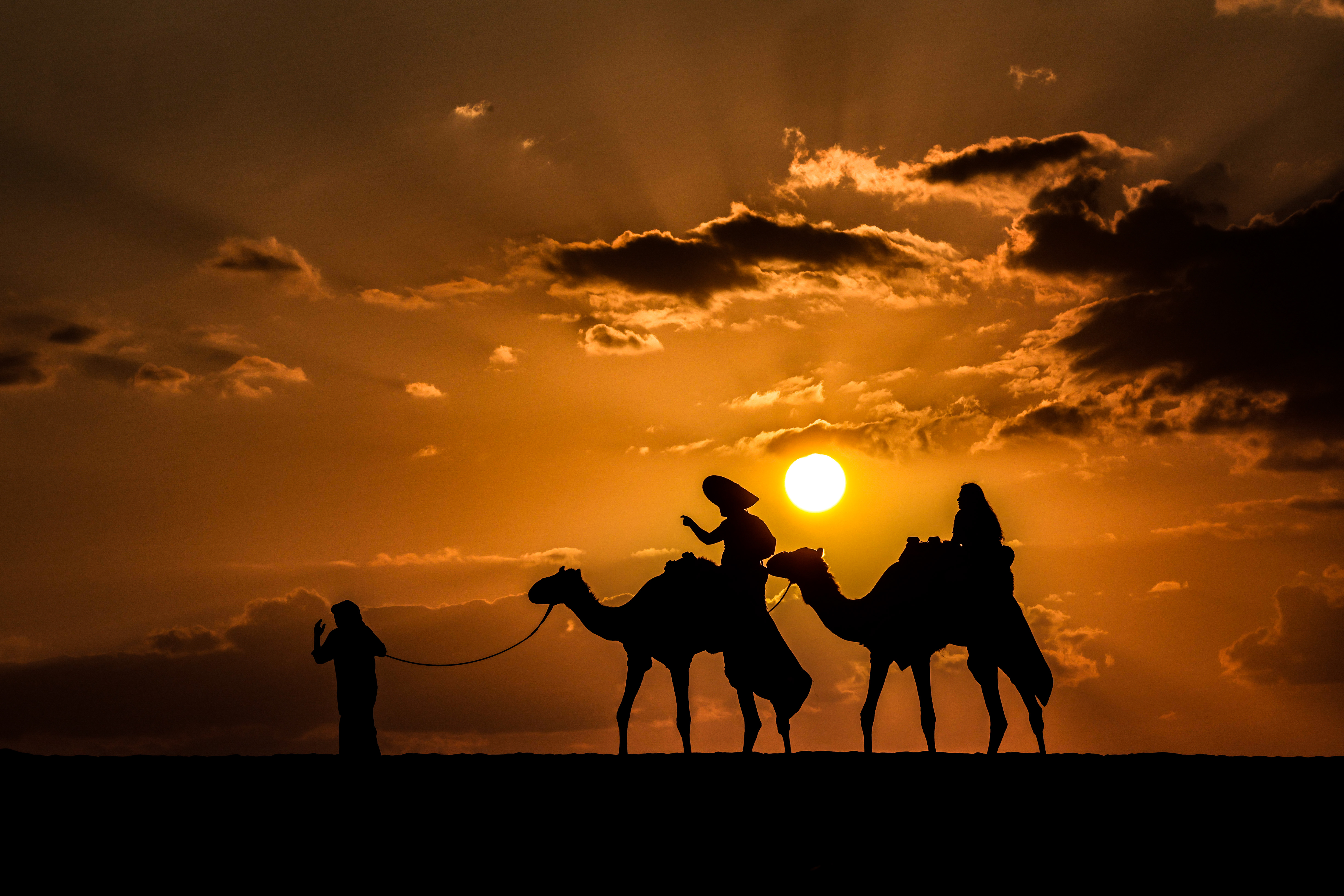 -FOTODELDÍA-DOHA (CATAR), 08/12/2022.- Varias personas dan un paseo en camello al atardecer ayer, 7 de diciembre de 2022, primer día sin fútbol en el Mundial de Catar 2022. EFE/Juan Ignacio Roncoroni