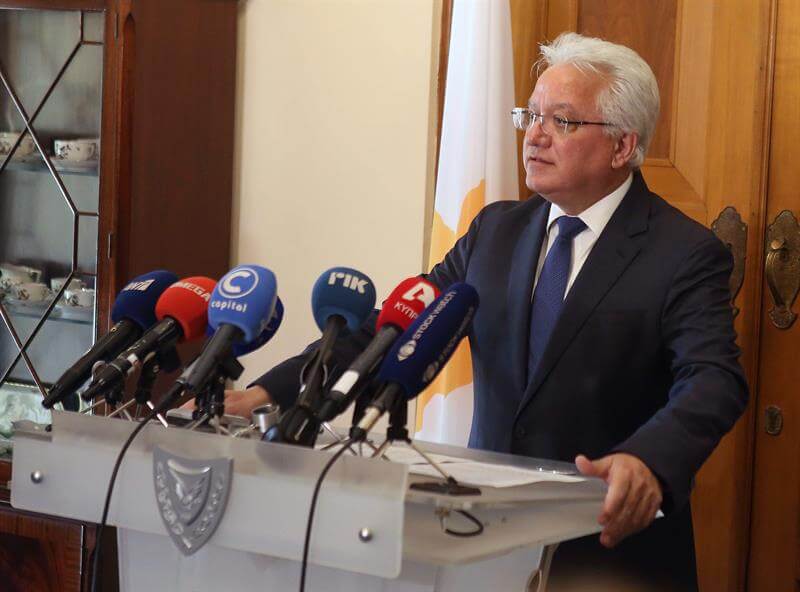 El ministro de Justicia chipriota, Ionas Nikolau, ofrece una rueda de prensa tras presentar su dimisión.