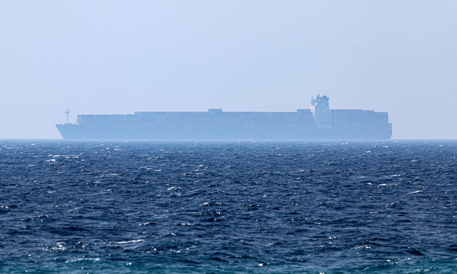 Khasab (Oman), 24/06/2025.- A ship sails in the Strait of Hormuz as seen from Khasab, Musandam Governorate, Oman, 24 June 2025. The Iranian parliament approved a measure to close the Strait of Hormuz following US strikes on three of Iran's key nuclear sites on 22 June 2025. Israel and Iran have been exchanging fire since Israel launched strikes across Iran on 13 June 2025. EFE/EPA/ALI HAIDER
