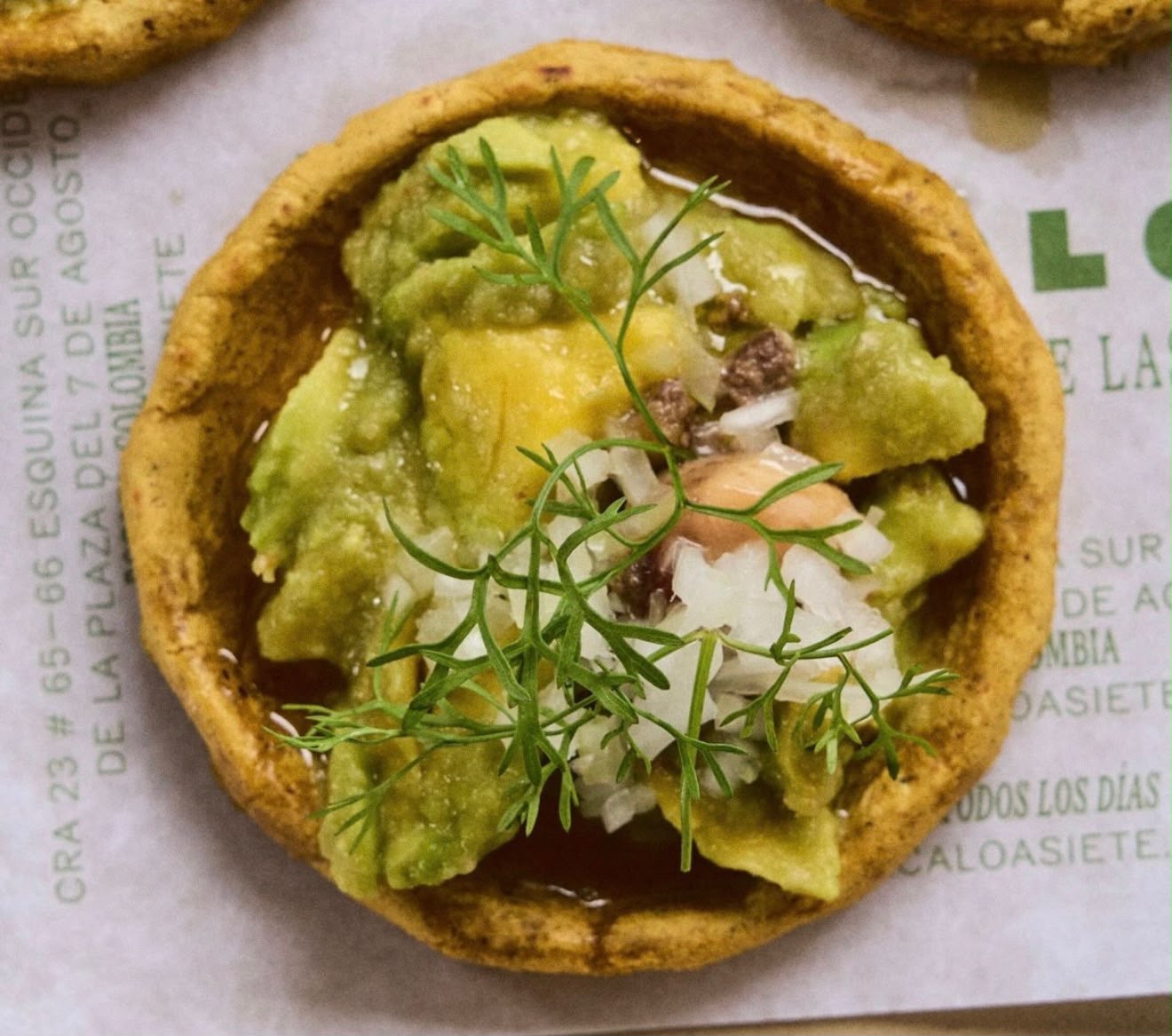 Sope con salsa verde de aguacate y tuétano